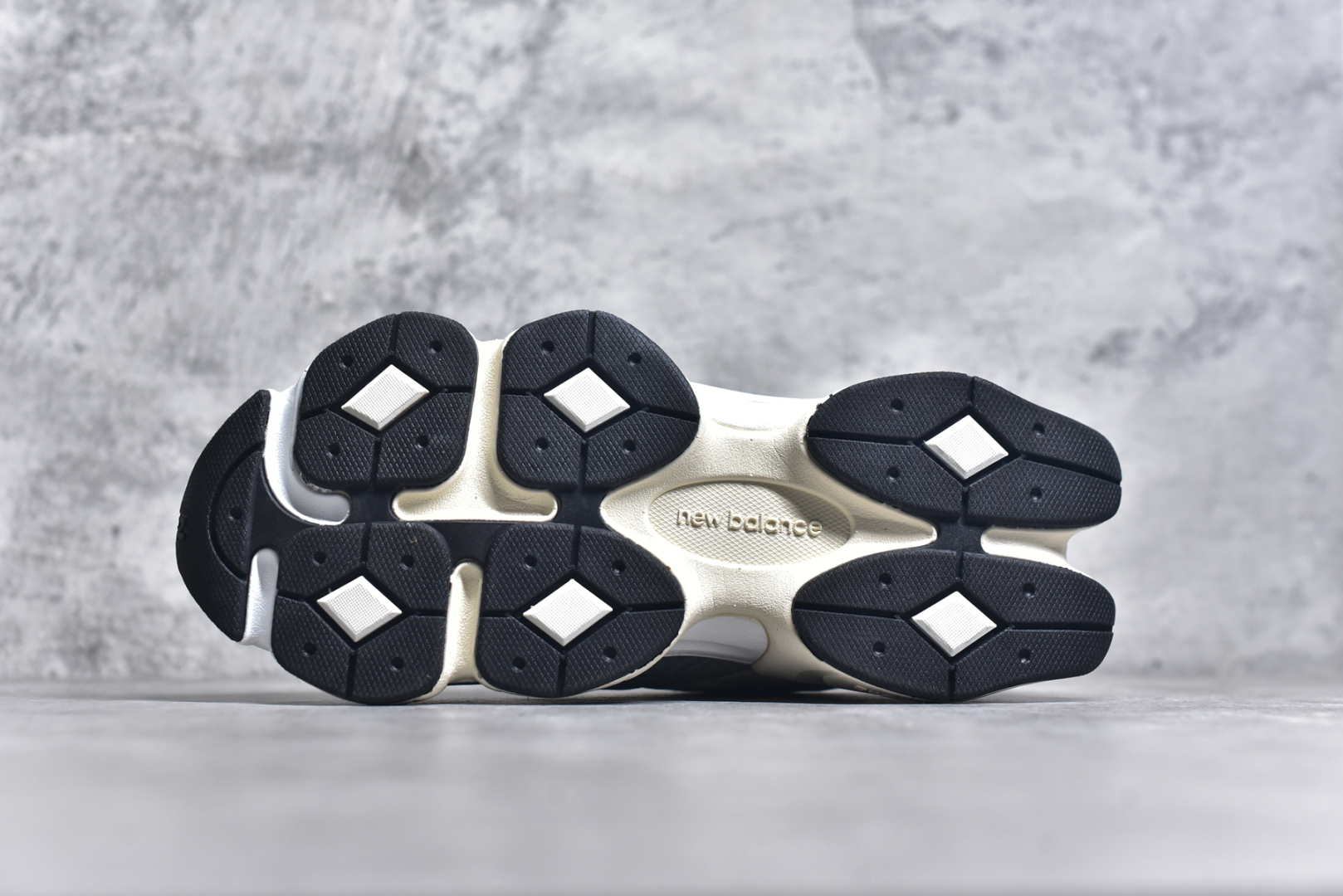 图片[6]-#NB 新百伦 New Balance NB9060小象蹄男女款9060舒适百搭老爹鞋。全新 9060 款式将经典风格与现代设计融合到日常多功能性中。 9060 重新诠释了源自经典 99X 型号的熟悉元素，其灵感来自于 Y2K 时代的未来主义和美学。 鞋面在990 的基础中进行了扩展和使用，以提供可见的运动感，中底采用 ABZORB 和 SBS 熟悉的缓震平台以提供舒适感。 类型：男女鞋 尺码：36-45含半码-选品中心