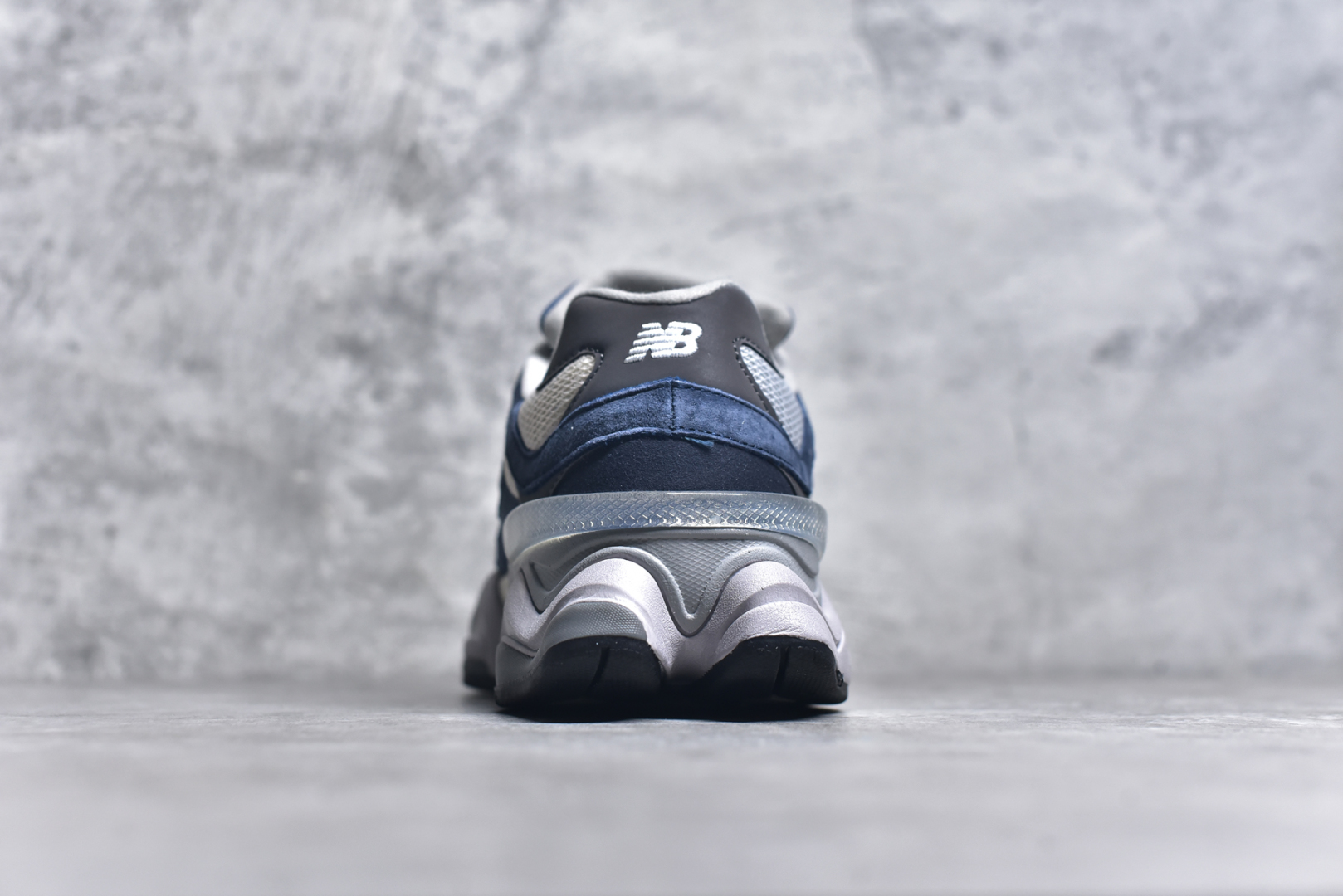 图片[5]-#NB 新百伦 New Balance NB9060小象蹄男女款9060舒适百搭老爹鞋。全新 9060 款式将经典风格与现代设计融合到日常多功能性中。 9060 重新诠释了源自经典 99X 型号的熟悉元素，其灵感来自于 Y2K 时代的未来主义和美学。 鞋面在990 的基础中进行了扩展和使用，以提供可见的运动感，中底采用 ABZORB 和 SBS 熟悉的缓震平台以提供舒适感。 类型：男女鞋 尺码：36-45含半码-选品中心