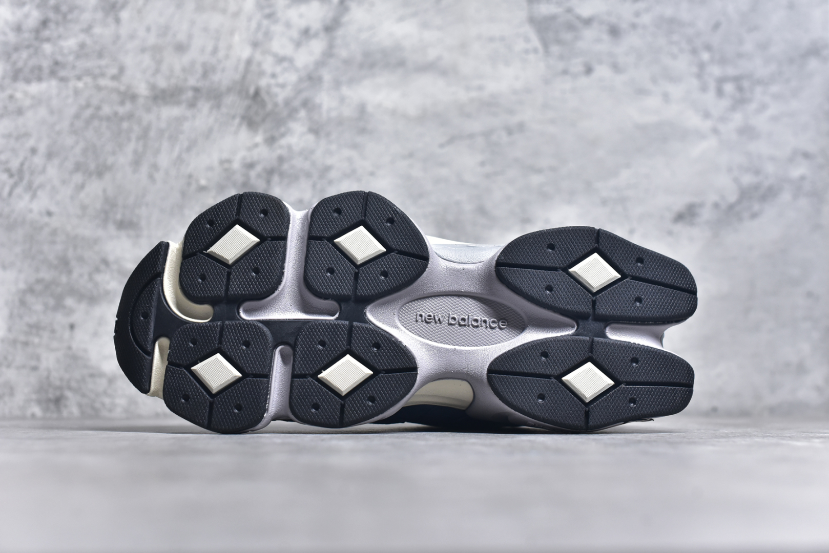图片[6]-#NB 新百伦 New Balance NB9060小象蹄男女款9060舒适百搭老爹鞋。全新 9060 款式将经典风格与现代设计融合到日常多功能性中。 9060 重新诠释了源自经典 99X 型号的熟悉元素，其灵感来自于 Y2K 时代的未来主义和美学。 鞋面在990 的基础中进行了扩展和使用，以提供可见的运动感，中底采用 ABZORB 和 SBS 熟悉的缓震平台以提供舒适感。 类型：男女鞋 尺码：36-45含半码-选品中心