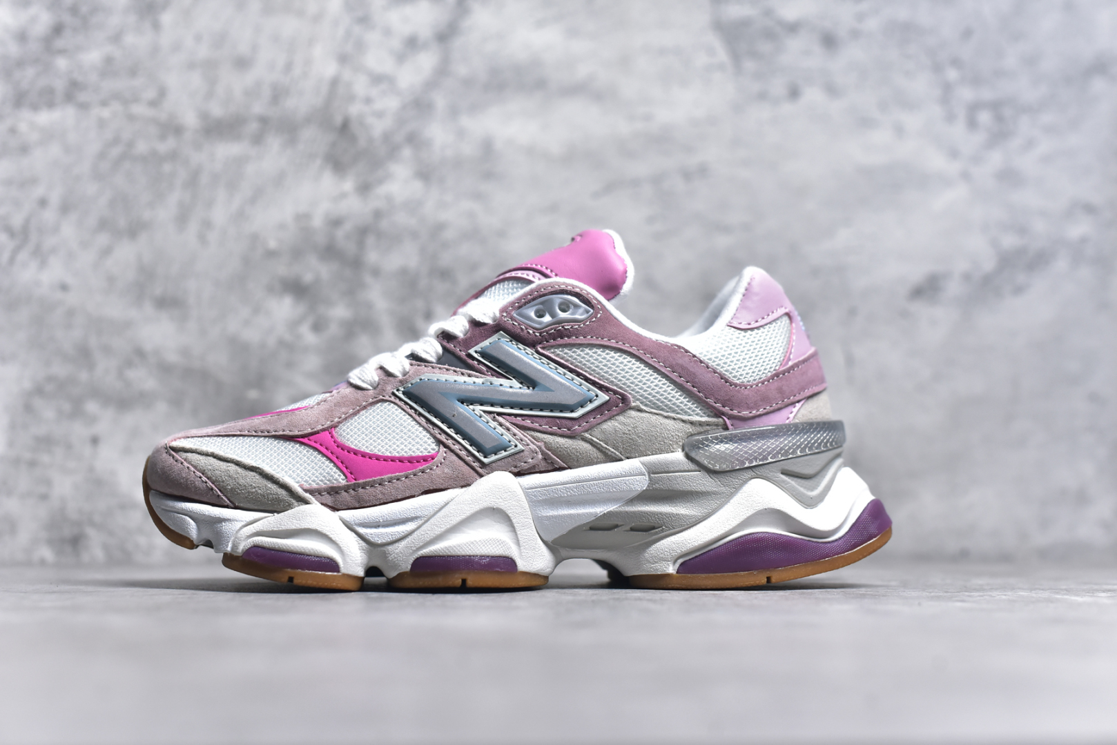 #NB 新百伦 New Balance NB9060小象蹄男女款9060舒适百搭老爹鞋。全新 9060 款式将经典风格与现代设计融合到日常多功能性中。 9060 重新诠释了源自经典 99X 型号的熟悉元素，其灵感来自于 Y2K 时代的未来主义和美学。 鞋面在990 的基础中进行了扩展和使用，以提供可见的运动感，中底采用 ABZORB 和 SBS 熟悉的缓震平台以提供舒适感。 类型：男女鞋 尺码：36-45含半码-选品中心
