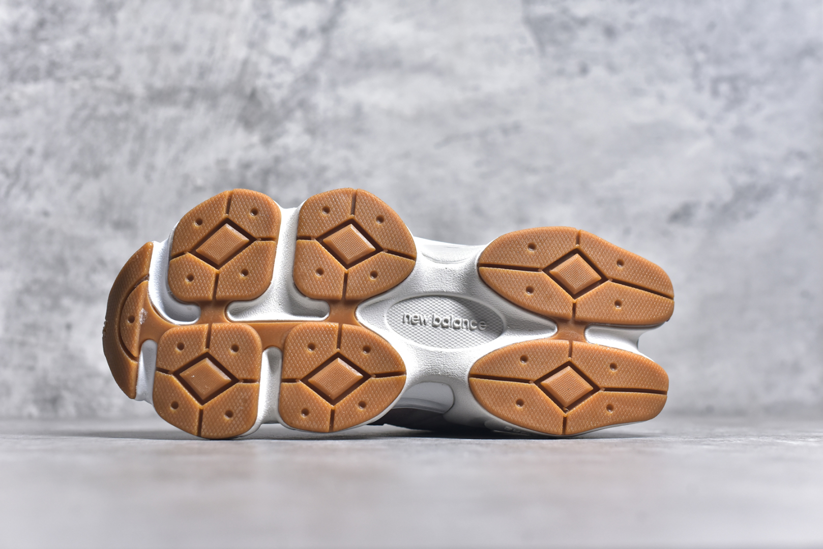 图片[6]-#NB 新百伦 New Balance NB9060小象蹄男女款9060舒适百搭老爹鞋。全新 9060 款式将经典风格与现代设计融合到日常多功能性中。 9060 重新诠释了源自经典 99X 型号的熟悉元素，其灵感来自于 Y2K 时代的未来主义和美学。 鞋面在990 的基础中进行了扩展和使用，以提供可见的运动感，中底采用 ABZORB 和 SBS 熟悉的缓震平台以提供舒适感。 类型：男女鞋 尺码：36-45含半码-选品中心