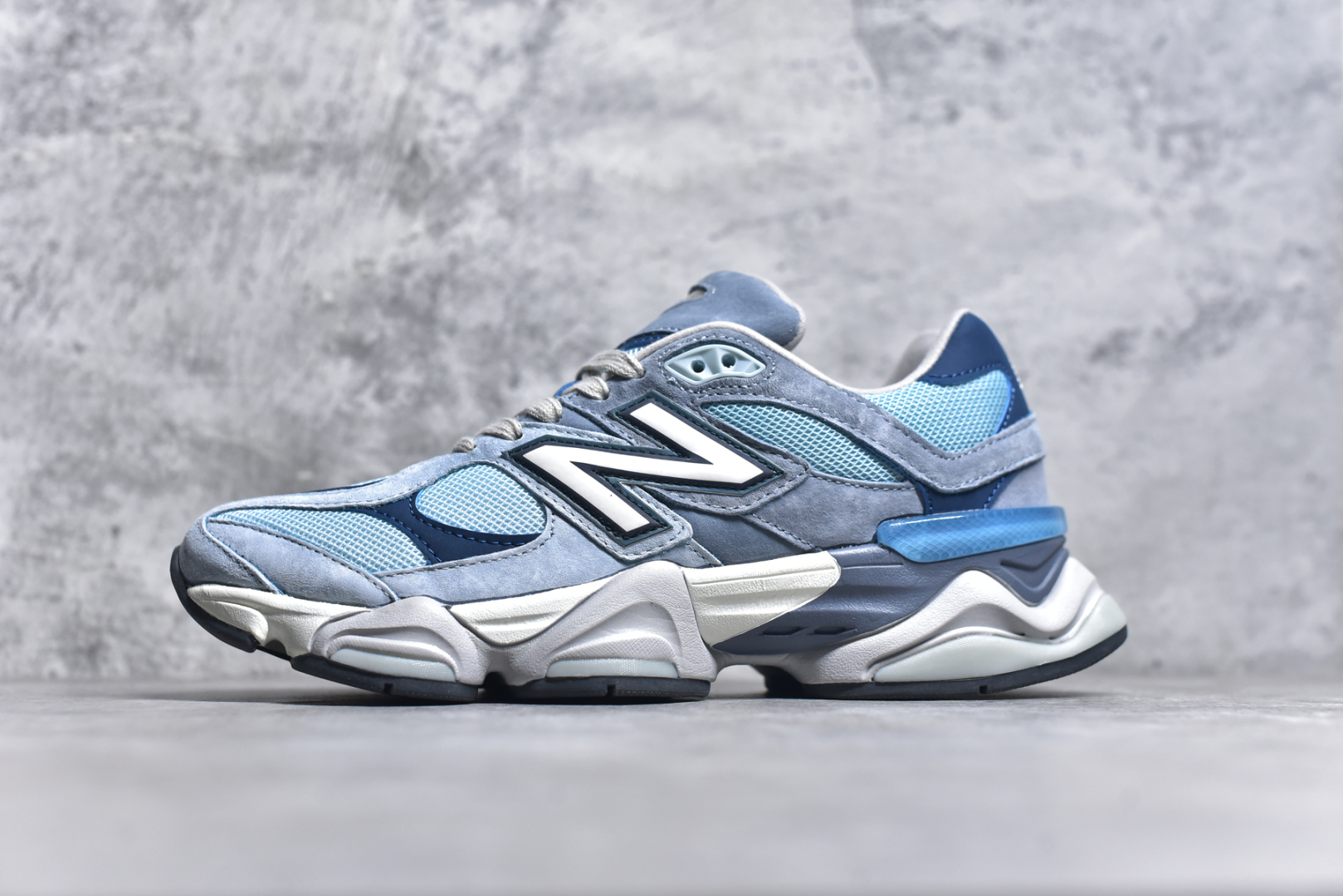 #NB 新百伦 New Balance NB9060小象蹄男女款9060舒适百搭老爹鞋。全新 9060 款式将经典风格与现代设计融合到日常多功能性中。 9060 重新诠释了源自经典 99X 型号的熟悉元素，其灵感来自于 Y2K 时代的未来主义和美学。 鞋面在990 的基础中进行了扩展和使用，以提供可见的运动感，中底采用 ABZORB 和 SBS 熟悉的缓震平台以提供舒适感。 类型：男女鞋 尺码：36-45含半码-选品中心