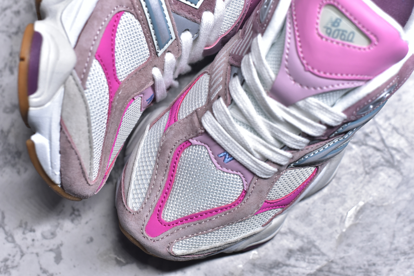 图片[8]-#NB 新百伦 New Balance NB9060小象蹄男女款9060舒适百搭老爹鞋。全新 9060 款式将经典风格与现代设计融合到日常多功能性中。 9060 重新诠释了源自经典 99X 型号的熟悉元素，其灵感来自于 Y2K 时代的未来主义和美学。 鞋面在990 的基础中进行了扩展和使用，以提供可见的运动感，中底采用 ABZORB 和 SBS 熟悉的缓震平台以提供舒适感。 类型：男女鞋 尺码：36-45含半码-选品中心