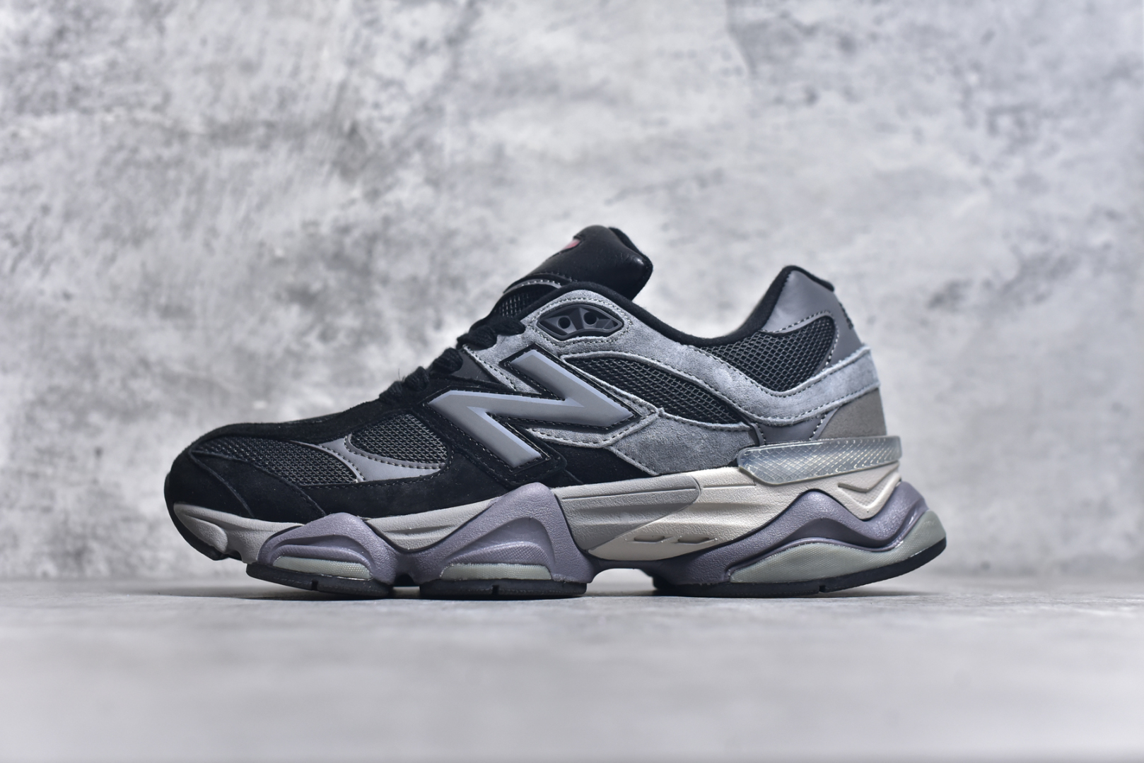 #NB 新百伦 New Balance NB9060小象蹄男女款9060舒适百搭老爹鞋。全新 9060 款式将经典风格与现代设计融合到日常多功能性中。 9060 重新诠释了源自经典 99X 型号的熟悉元素，其灵感来自于 Y2K 时代的未来主义和美学。 鞋面在990 的基础中进行了扩展和使用，以提供可见的运动感，中底采用 ABZORB 和 SBS 熟悉的缓震平台以提供舒适感。 类型：男女鞋 尺码：36-45含半码-选品中心
