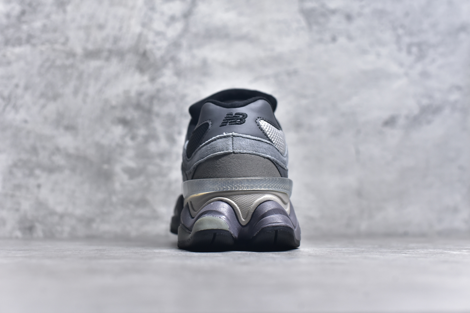图片[5]-#NB 新百伦 New Balance NB9060小象蹄男女款9060舒适百搭老爹鞋。全新 9060 款式将经典风格与现代设计融合到日常多功能性中。 9060 重新诠释了源自经典 99X 型号的熟悉元素，其灵感来自于 Y2K 时代的未来主义和美学。 鞋面在990 的基础中进行了扩展和使用，以提供可见的运动感，中底采用 ABZORB 和 SBS 熟悉的缓震平台以提供舒适感。 类型：男女鞋 尺码：36-45含半码-选品中心
