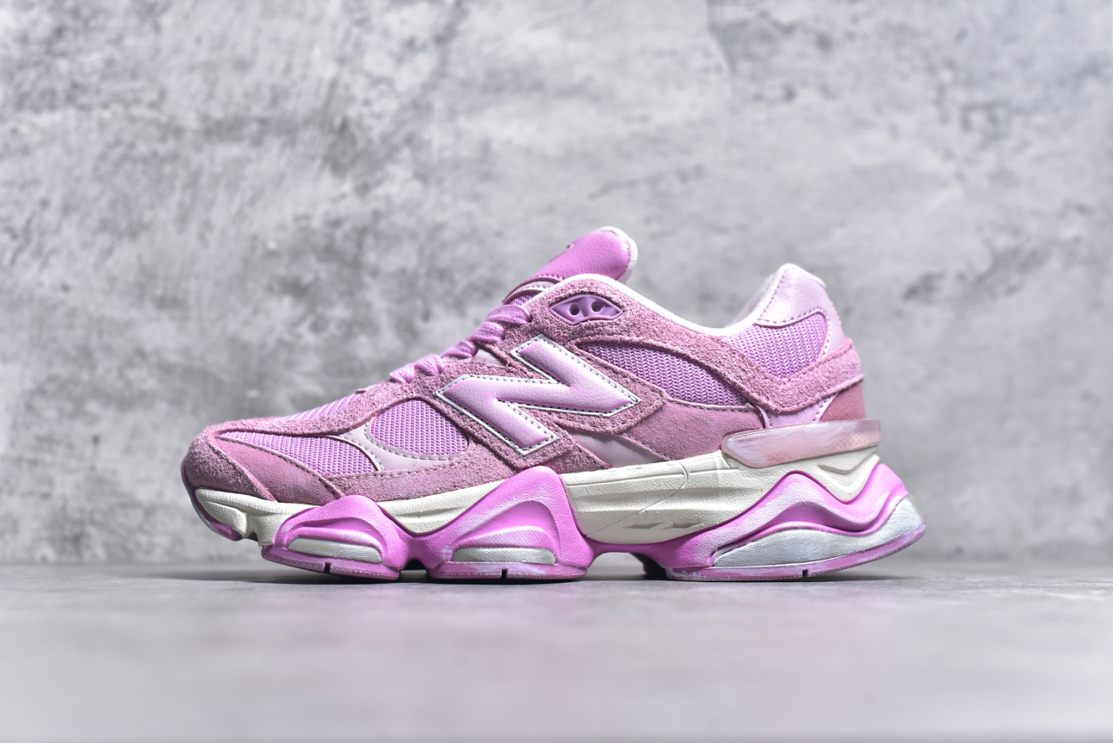 #NB 新百伦 New Balance NB9060小象蹄男女款9060舒适百搭老爹鞋。全新 9060 款式将经典风格与现代设计融合到日常多功能性中。 9060 重新诠释了源自经典 99X 型号的熟悉元素，其灵感来自于 Y2K 时代的未来主义和美学。 鞋面在990 的基础中进行了扩展和使用，以提供可见的运动感，中底采用 ABZORB 和 SBS 熟悉的缓震平台以提供舒适感。 类型：男女鞋 尺码：36-45含半码-选品中心
