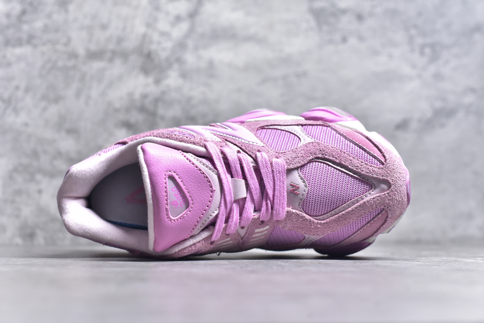 图片[4]-#NB 新百伦 New Balance NB9060小象蹄男女款9060舒适百搭老爹鞋。全新 9060 款式将经典风格与现代设计融合到日常多功能性中。 9060 重新诠释了源自经典 99X 型号的熟悉元素，其灵感来自于 Y2K 时代的未来主义和美学。 鞋面在990 的基础中进行了扩展和使用，以提供可见的运动感，中底采用 ABZORB 和 SBS 熟悉的缓震平台以提供舒适感。 类型：男女鞋 尺码：36-45含半码-选品中心