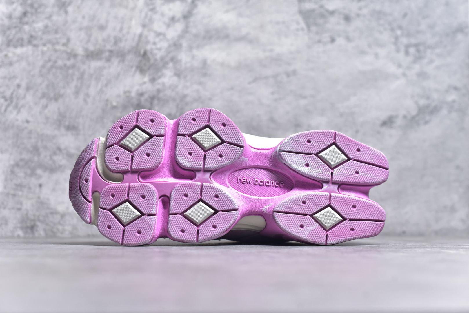 图片[6]-#NB 新百伦 New Balance NB9060小象蹄男女款9060舒适百搭老爹鞋。全新 9060 款式将经典风格与现代设计融合到日常多功能性中。 9060 重新诠释了源自经典 99X 型号的熟悉元素，其灵感来自于 Y2K 时代的未来主义和美学。 鞋面在990 的基础中进行了扩展和使用，以提供可见的运动感，中底采用 ABZORB 和 SBS 熟悉的缓震平台以提供舒适感。 类型：男女鞋 尺码：36-45含半码-选品中心