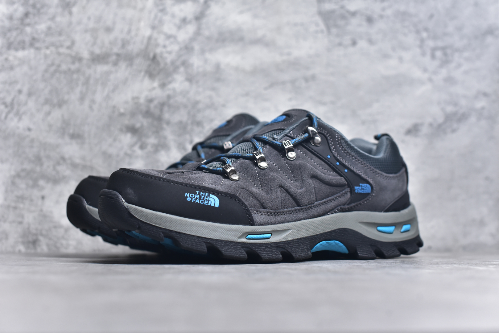 图片[2]-#The North Face 北面乐斯菲斯户外运动休闲登山鞋越野徒步鞋 广东大厂品质 面料采用进口磨砂牛皮 鞋底采用Vibram黄金大底 专门为鞋底设计的橡胶以出色的耐磨性 良好的防滑性或得不少户外运动爱好者的喜欢 专业户外登山品牌（北面）The North Face自1966年创立，由两位热爱登山徒步的年轻登山者于美西旧金山开创，不断透过研发与创新，并且将最先进的技术结合在服装与鞋款设计，生产多种外型帅气且专业能力非常强的户外运动装备而备受欢迎。尺码：39-45（运动鞋码）-选品中心