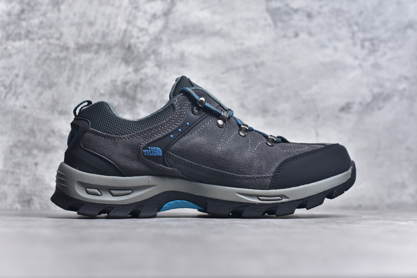 图片[3]-#The North Face 北面乐斯菲斯户外运动休闲登山鞋越野徒步鞋 广东大厂品质 面料采用进口磨砂牛皮 鞋底采用Vibram黄金大底 专门为鞋底设计的橡胶以出色的耐磨性 良好的防滑性或得不少户外运动爱好者的喜欢 专业户外登山品牌（北面）The North Face自1966年创立，由两位热爱登山徒步的年轻登山者于美西旧金山开创，不断透过研发与创新，并且将最先进的技术结合在服装与鞋款设计，生产多种外型帅气且专业能力非常强的户外运动装备而备受欢迎。尺码：39-45（运动鞋码）-选品中心