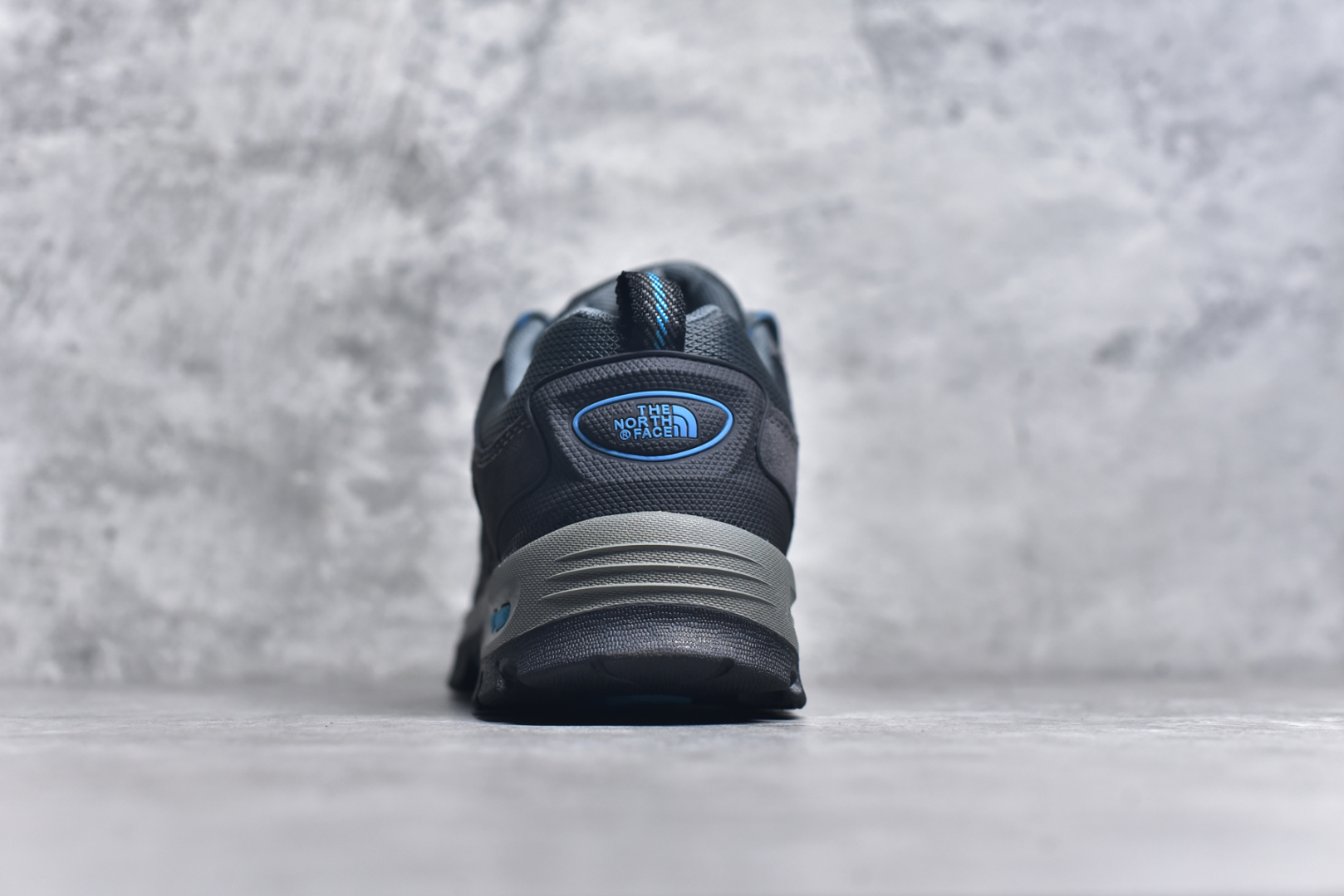 图片[5]-#The North Face 北面乐斯菲斯户外运动休闲登山鞋越野徒步鞋 广东大厂品质 面料采用进口磨砂牛皮 鞋底采用Vibram黄金大底 专门为鞋底设计的橡胶以出色的耐磨性 良好的防滑性或得不少户外运动爱好者的喜欢 专业户外登山品牌（北面）The North Face自1966年创立，由两位热爱登山徒步的年轻登山者于美西旧金山开创，不断透过研发与创新，并且将最先进的技术结合在服装与鞋款设计，生产多种外型帅气且专业能力非常强的户外运动装备而备受欢迎。尺码：39-45（运动鞋码）-选品中心