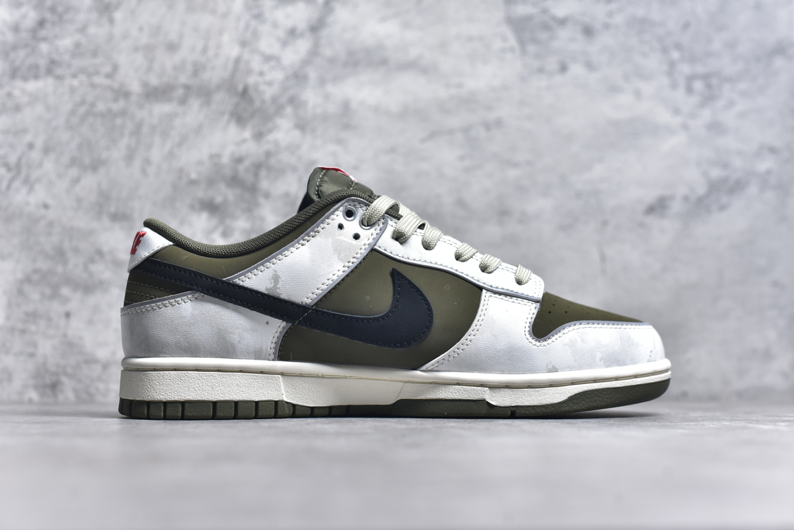 图片[3]-#Nk SB Dunk Low 故障码 周年高端定制 低帮休闲板鞋 GW1220-010  #定制鞋盒 大厂纯原品质出货 超高清洁度 皮料切割干净无任何毛边 细节完美   尺码：36 36.5 37.5 38 38.5 39 40 40.5 41 42 42.5 43 44 44.5 45-选品中心