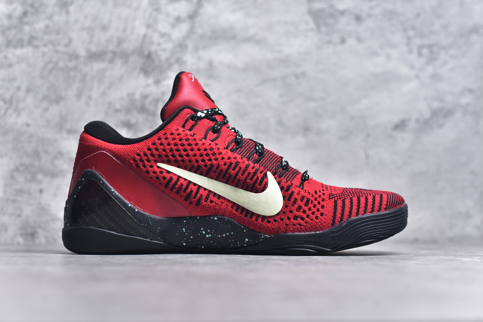 图片[3]-#NK Kobe 9 Elite Protro 科比九代精英款低帮实战篮球鞋 653456-601 设计灵感中与以往几代的耐克 ZOOM KOBE 系列一样，加入了签名，密码，碳板这些元素，在表达它的主人身份的同时，也显示了自己的与众不同。鞋后跟的九条红色代表的则是科比接受跟腱修复手术后的伤疤，象征了科比坚韧的赛场性格。此外，耐克Kobe 9 Elite也用到了耐克最新的 Flyknit科技，在使 耐克Kobe 9 Elite更加轻盈的同时，也变得更有支撑性与耐用性。鞋身两侧以及经常弯折的区域采用的则是更紧密的连接方式。看似夸张的超高帮设计并不会在实战中影响脚的感受，其完美的包裹性并没有降低耐克Kobe 9 Elite本身的灵活性。再夸张的动作，鞋面都会紧紧包裹脚部，丝毫不会影响发挥。尺码：40 40.5 41 42 42.5 43 44 44.5 45 46-选品中心