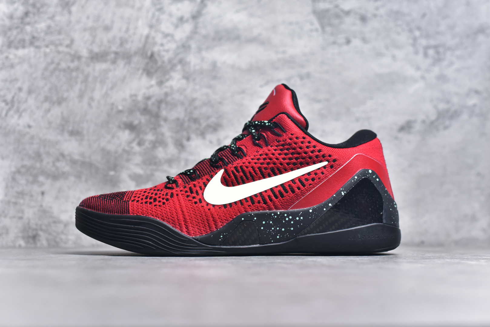 #NK Kobe 9 Elite Protro 科比九代精英款低帮实战篮球鞋 653456-601 设计灵感中与以往几代的耐克 ZOOM KOBE 系列一样，加入了签名，密码，碳板这些元素，在表达它的主人身份的同时，也显示了自己的与众不同。鞋后跟的九条红色代表的则是科比接受跟腱修复手术后的伤疤，象征了科比坚韧的赛场性格。此外，耐克Kobe 9 Elite也用到了耐克最新的 Flyknit科技，在使 耐克Kobe 9 Elite更加轻盈的同时，也变得更有支撑性与耐用性。鞋身两侧以及经常弯折的区域采用的则是更紧密的连接方式。看似夸张的超高帮设计并不会在实战中影响脚的感受，其完美的包裹性并没有降低耐克Kobe 9 Elite本身的灵活性。再夸张的动作，鞋面都会紧紧包裹脚部，丝毫不会影响发挥。尺码：40 40.5 41 42 42.5 43 44 44.5 45 46-选品中心