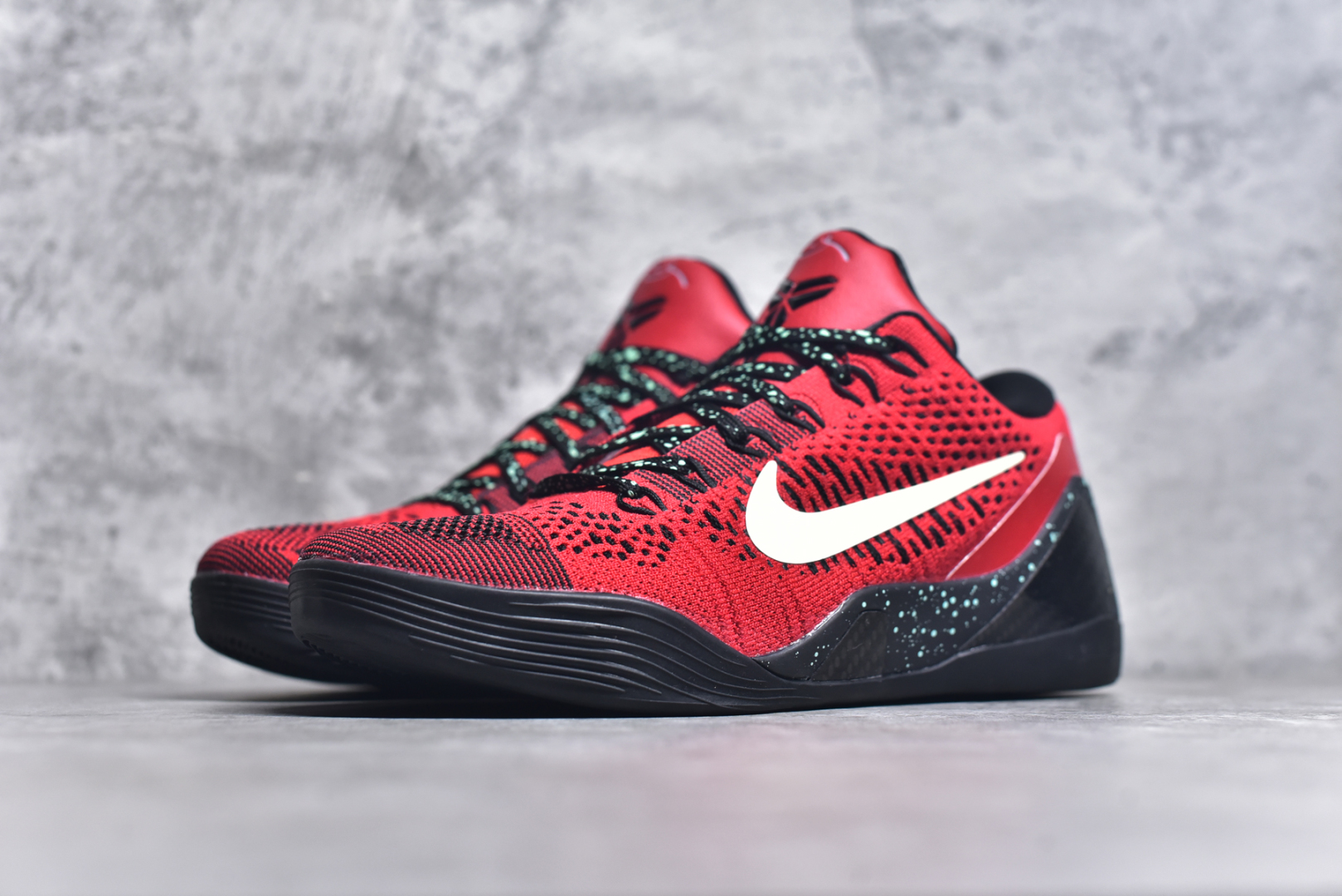 图片[2]-#NK Kobe 9 Elite Protro 科比九代精英款低帮实战篮球鞋 653456-601 设计灵感中与以往几代的耐克 ZOOM KOBE 系列一样，加入了签名，密码，碳板这些元素，在表达它的主人身份的同时，也显示了自己的与众不同。鞋后跟的九条红色代表的则是科比接受跟腱修复手术后的伤疤，象征了科比坚韧的赛场性格。此外，耐克Kobe 9 Elite也用到了耐克最新的 Flyknit科技，在使 耐克Kobe 9 Elite更加轻盈的同时，也变得更有支撑性与耐用性。鞋身两侧以及经常弯折的区域采用的则是更紧密的连接方式。看似夸张的超高帮设计并不会在实战中影响脚的感受，其完美的包裹性并没有降低耐克Kobe 9 Elite本身的灵活性。再夸张的动作，鞋面都会紧紧包裹脚部，丝毫不会影响发挥。尺码：40 40.5 41 42 42.5 43 44 44.5 45 46-选品中心