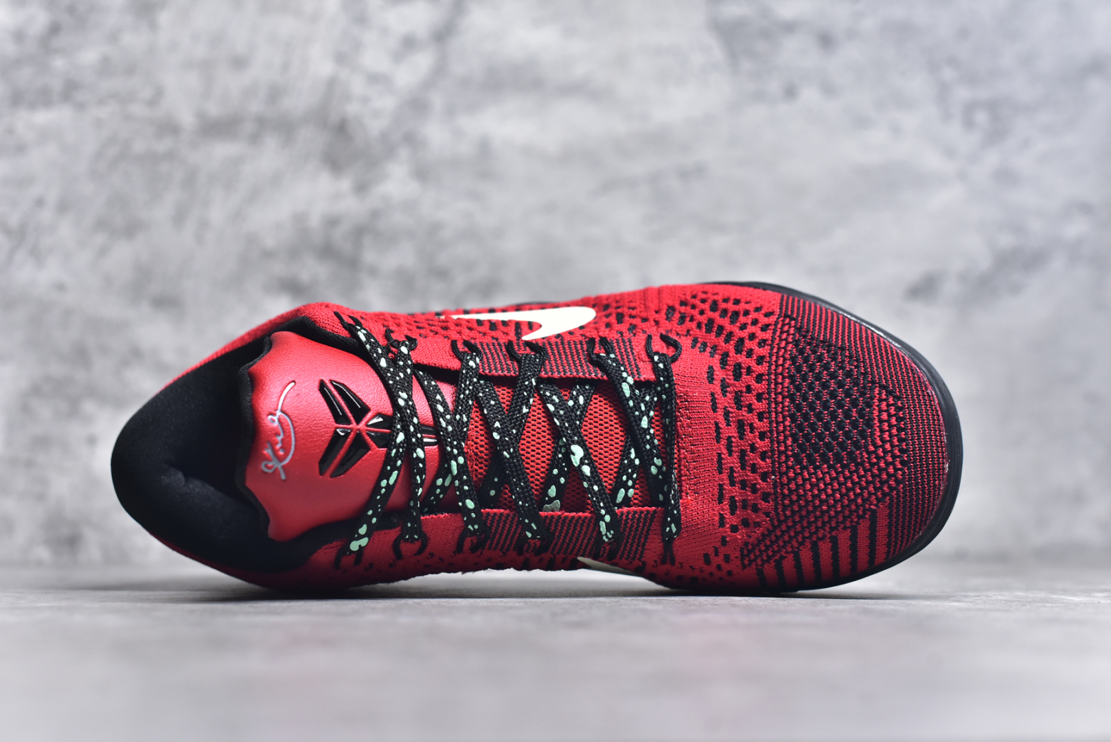 图片[4]-#NK Kobe 9 Elite Protro 科比九代精英款低帮实战篮球鞋 653456-601 设计灵感中与以往几代的耐克 ZOOM KOBE 系列一样，加入了签名，密码，碳板这些元素，在表达它的主人身份的同时，也显示了自己的与众不同。鞋后跟的九条红色代表的则是科比接受跟腱修复手术后的伤疤，象征了科比坚韧的赛场性格。此外，耐克Kobe 9 Elite也用到了耐克最新的 Flyknit科技，在使 耐克Kobe 9 Elite更加轻盈的同时，也变得更有支撑性与耐用性。鞋身两侧以及经常弯折的区域采用的则是更紧密的连接方式。看似夸张的超高帮设计并不会在实战中影响脚的感受，其完美的包裹性并没有降低耐克Kobe 9 Elite本身的灵活性。再夸张的动作，鞋面都会紧紧包裹脚部，丝毫不会影响发挥。尺码：40 40.5 41 42 42.5 43 44 44.5 45 46-选品中心