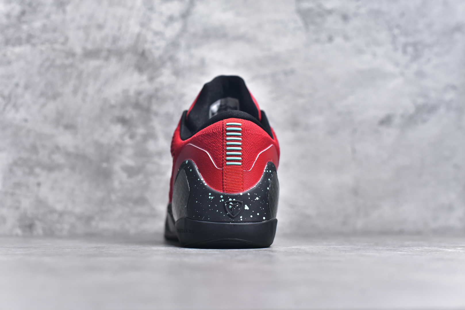 图片[5]-#NK Kobe 9 Elite Protro 科比九代精英款低帮实战篮球鞋 653456-601 设计灵感中与以往几代的耐克 ZOOM KOBE 系列一样，加入了签名，密码，碳板这些元素，在表达它的主人身份的同时，也显示了自己的与众不同。鞋后跟的九条红色代表的则是科比接受跟腱修复手术后的伤疤，象征了科比坚韧的赛场性格。此外，耐克Kobe 9 Elite也用到了耐克最新的 Flyknit科技，在使 耐克Kobe 9 Elite更加轻盈的同时，也变得更有支撑性与耐用性。鞋身两侧以及经常弯折的区域采用的则是更紧密的连接方式。看似夸张的超高帮设计并不会在实战中影响脚的感受，其完美的包裹性并没有降低耐克Kobe 9 Elite本身的灵活性。再夸张的动作，鞋面都会紧紧包裹脚部，丝毫不会影响发挥。尺码：40 40.5 41 42 42.5 43 44 44.5 45 46-选品中心