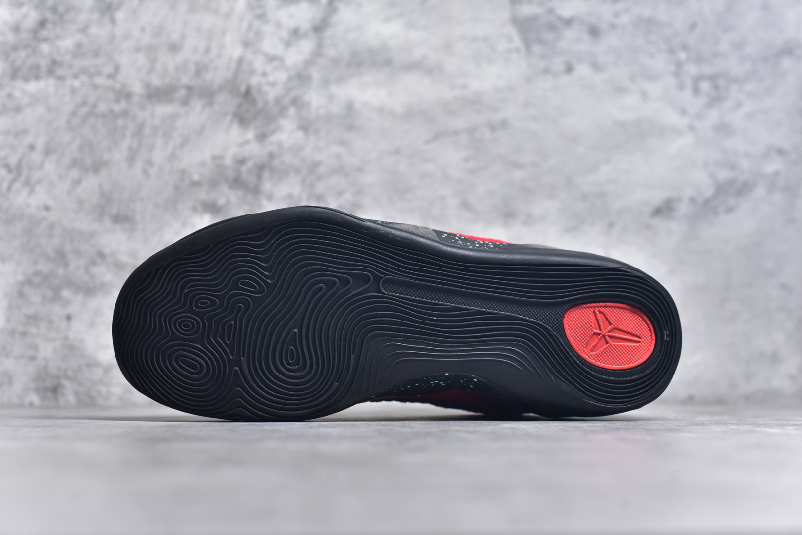 图片[6]-#NK Kobe 9 Elite Protro 科比九代精英款低帮实战篮球鞋 653456-601 设计灵感中与以往几代的耐克 ZOOM KOBE 系列一样，加入了签名，密码，碳板这些元素，在表达它的主人身份的同时，也显示了自己的与众不同。鞋后跟的九条红色代表的则是科比接受跟腱修复手术后的伤疤，象征了科比坚韧的赛场性格。此外，耐克Kobe 9 Elite也用到了耐克最新的 Flyknit科技，在使 耐克Kobe 9 Elite更加轻盈的同时，也变得更有支撑性与耐用性。鞋身两侧以及经常弯折的区域采用的则是更紧密的连接方式。看似夸张的超高帮设计并不会在实战中影响脚的感受，其完美的包裹性并没有降低耐克Kobe 9 Elite本身的灵活性。再夸张的动作，鞋面都会紧紧包裹脚部，丝毫不会影响发挥。尺码：40 40.5 41 42 42.5 43 44 44.5 45 46-选品中心