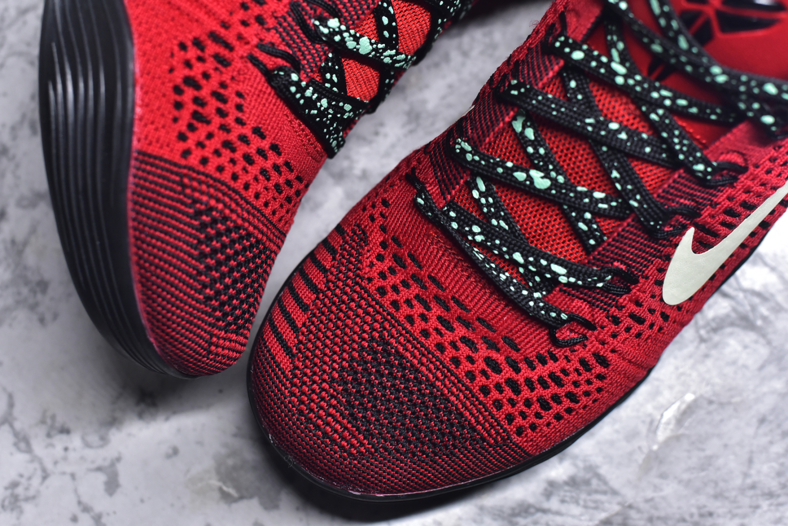 图片[8]-#NK Kobe 9 Elite Protro 科比九代精英款低帮实战篮球鞋 653456-601 设计灵感中与以往几代的耐克 ZOOM KOBE 系列一样，加入了签名，密码，碳板这些元素，在表达它的主人身份的同时，也显示了自己的与众不同。鞋后跟的九条红色代表的则是科比接受跟腱修复手术后的伤疤，象征了科比坚韧的赛场性格。此外，耐克Kobe 9 Elite也用到了耐克最新的 Flyknit科技，在使 耐克Kobe 9 Elite更加轻盈的同时，也变得更有支撑性与耐用性。鞋身两侧以及经常弯折的区域采用的则是更紧密的连接方式。看似夸张的超高帮设计并不会在实战中影响脚的感受，其完美的包裹性并没有降低耐克Kobe 9 Elite本身的灵活性。再夸张的动作，鞋面都会紧紧包裹脚部，丝毫不会影响发挥。尺码：40 40.5 41 42 42.5 43 44 44.5 45 46-选品中心