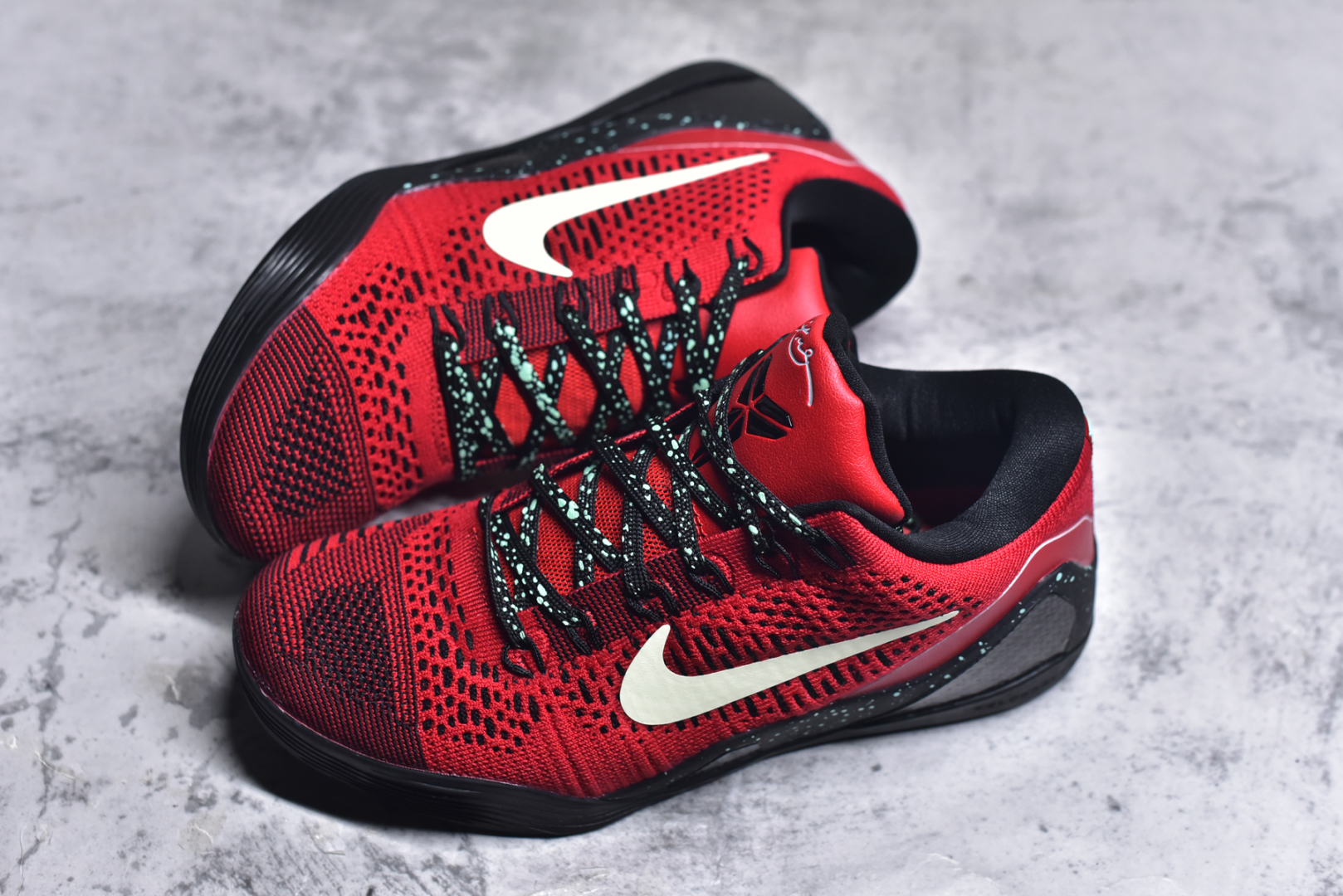 图片[7]-#NK Kobe 9 Elite Protro 科比九代精英款低帮实战篮球鞋 653456-601 设计灵感中与以往几代的耐克 ZOOM KOBE 系列一样，加入了签名，密码，碳板这些元素，在表达它的主人身份的同时，也显示了自己的与众不同。鞋后跟的九条红色代表的则是科比接受跟腱修复手术后的伤疤，象征了科比坚韧的赛场性格。此外，耐克Kobe 9 Elite也用到了耐克最新的 Flyknit科技，在使 耐克Kobe 9 Elite更加轻盈的同时，也变得更有支撑性与耐用性。鞋身两侧以及经常弯折的区域采用的则是更紧密的连接方式。看似夸张的超高帮设计并不会在实战中影响脚的感受，其完美的包裹性并没有降低耐克Kobe 9 Elite本身的灵活性。再夸张的动作，鞋面都会紧紧包裹脚部，丝毫不会影响发挥。尺码：40 40.5 41 42 42.5 43 44 44.5 45 46-选品中心