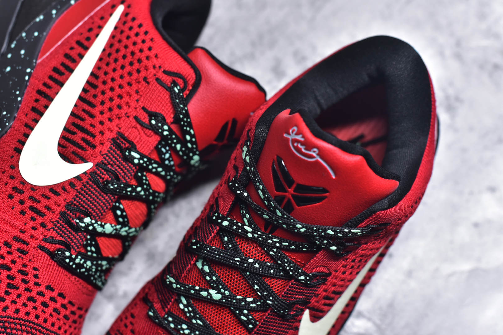 图片[9]-#NK Kobe 9 Elite Protro 科比九代精英款低帮实战篮球鞋 653456-601 设计灵感中与以往几代的耐克 ZOOM KOBE 系列一样，加入了签名，密码，碳板这些元素，在表达它的主人身份的同时，也显示了自己的与众不同。鞋后跟的九条红色代表的则是科比接受跟腱修复手术后的伤疤，象征了科比坚韧的赛场性格。此外，耐克Kobe 9 Elite也用到了耐克最新的 Flyknit科技，在使 耐克Kobe 9 Elite更加轻盈的同时，也变得更有支撑性与耐用性。鞋身两侧以及经常弯折的区域采用的则是更紧密的连接方式。看似夸张的超高帮设计并不会在实战中影响脚的感受，其完美的包裹性并没有降低耐克Kobe 9 Elite本身的灵活性。再夸张的动作，鞋面都会紧紧包裹脚部，丝毫不会影响发挥。尺码：40 40.5 41 42 42.5 43 44 44.5 45 46-选品中心