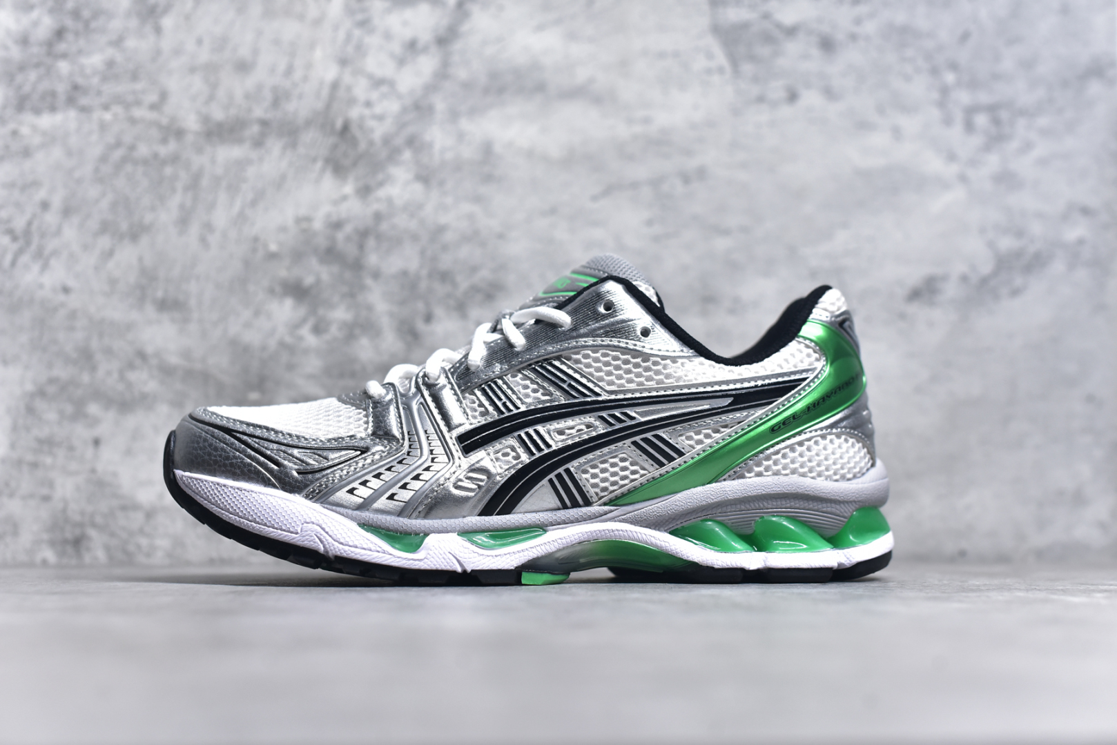 #ASICS GEL-KAYANO 14 亚瑟士K14系列户外复古潮流百搭织物合成革缓震休闲跑步鞋 原装纸板楦头开发 独家私模五层组合大底 原厂定制缓震硅胶加持 原盒原配 官方四联吊牌 原装Ortholite轻量化鞋垫 设计师 Hidenori Yamashita 以「Flash」一词为灵感 创造出未来感金属色鞋面 改造升级内在性能 由内而外全面革新 为 GEL-KAYANO 家族传承及经典跑鞋文化的延续 创下里程碑式作品 K14跑鞋重新诠释了复古的跑步形状 并以其 2000 年代后期的美学理念重新铺装 银色与蓝色的鞋面极为高档 网面铺陈与鞋面、鞋头多处细节位增添了透气性 鞋后跟部中底上以及多密度耐磨鞋底增加了 GEL 缓震胶 提供高抗冲击性、缓冲性、可保护脚部免受地面冲击的影响 穿着舒适性十足 尺码：35.5 36 37 37.5 38 39 39.5 40.5 41.5 42 42.5 43.5 44 45-选品中心