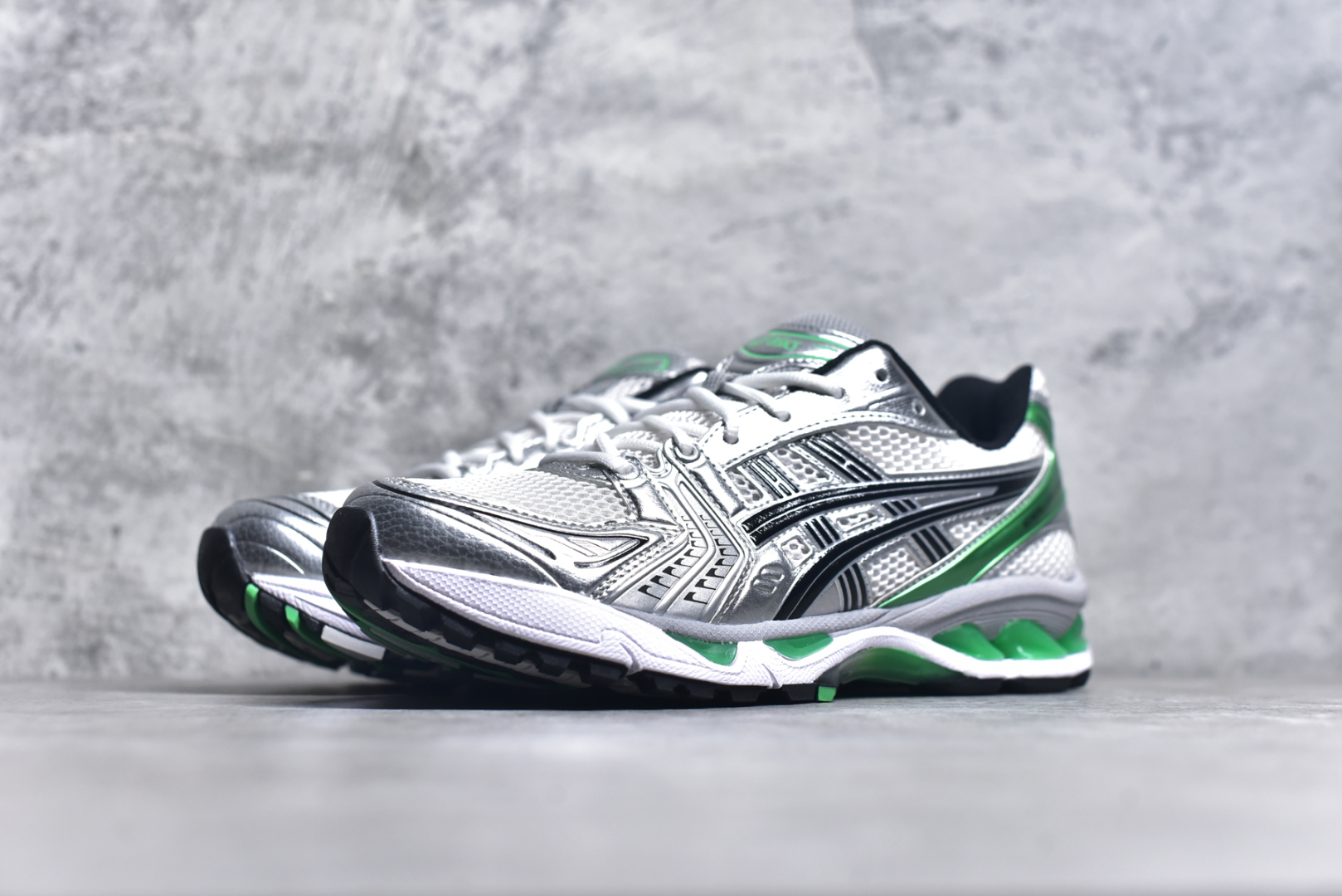 图片[2]-#ASICS GEL-KAYANO 14 亚瑟士K14系列户外复古潮流百搭织物合成革缓震休闲跑步鞋 原装纸板楦头开发 独家私模五层组合大底 原厂定制缓震硅胶加持 原盒原配 官方四联吊牌 原装Ortholite轻量化鞋垫 设计师 Hidenori Yamashita 以「Flash」一词为灵感 创造出未来感金属色鞋面 改造升级内在性能 由内而外全面革新 为 GEL-KAYANO 家族传承及经典跑鞋文化的延续 创下里程碑式作品 K14跑鞋重新诠释了复古的跑步形状 并以其 2000 年代后期的美学理念重新铺装 银色与蓝色的鞋面极为高档 网面铺陈与鞋面、鞋头多处细节位增添了透气性 鞋后跟部中底上以及多密度耐磨鞋底增加了 GEL 缓震胶 提供高抗冲击性、缓冲性、可保护脚部免受地面冲击的影响 穿着舒适性十足 尺码：35.5 36 37 37.5 38 39 39.5 40.5 41.5 42 42.5 43.5 44 45-选品中心