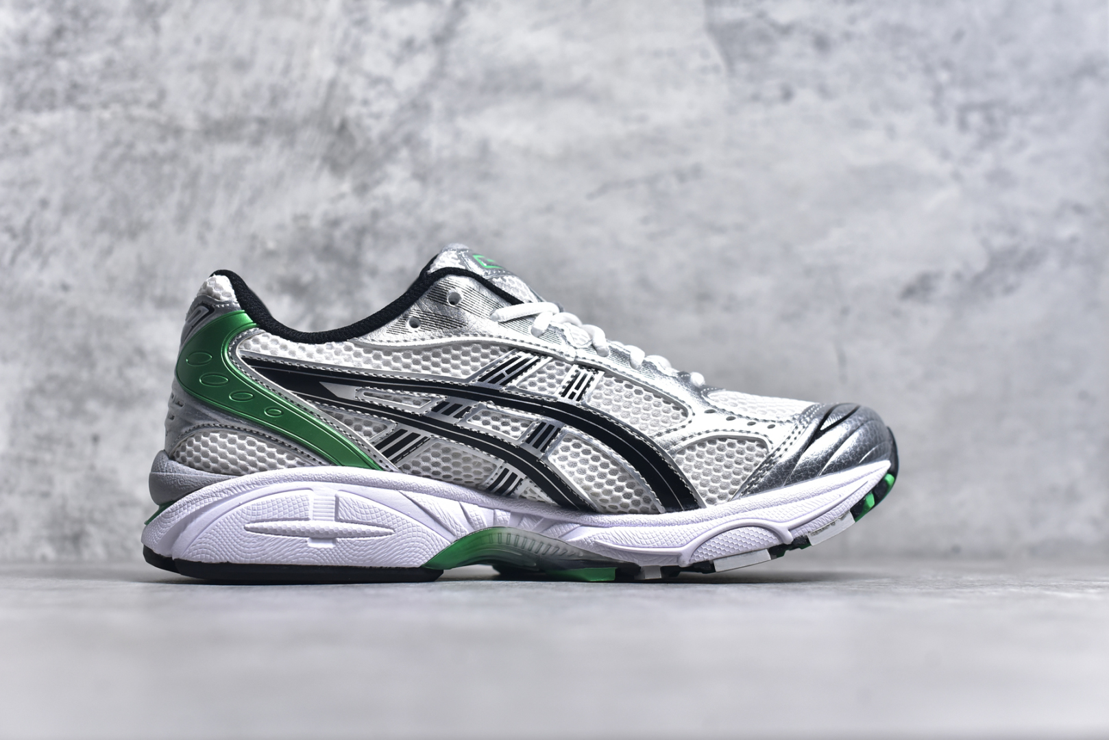 图片[3]-#ASICS GEL-KAYANO 14 亚瑟士K14系列户外复古潮流百搭织物合成革缓震休闲跑步鞋 原装纸板楦头开发 独家私模五层组合大底 原厂定制缓震硅胶加持 原盒原配 官方四联吊牌 原装Ortholite轻量化鞋垫 设计师 Hidenori Yamashita 以「Flash」一词为灵感 创造出未来感金属色鞋面 改造升级内在性能 由内而外全面革新 为 GEL-KAYANO 家族传承及经典跑鞋文化的延续 创下里程碑式作品 K14跑鞋重新诠释了复古的跑步形状 并以其 2000 年代后期的美学理念重新铺装 银色与蓝色的鞋面极为高档 网面铺陈与鞋面、鞋头多处细节位增添了透气性 鞋后跟部中底上以及多密度耐磨鞋底增加了 GEL 缓震胶 提供高抗冲击性、缓冲性、可保护脚部免受地面冲击的影响 穿着舒适性十足 尺码：35.5 36 37 37.5 38 39 39.5 40.5 41.5 42 42.5 43.5 44 45-选品中心