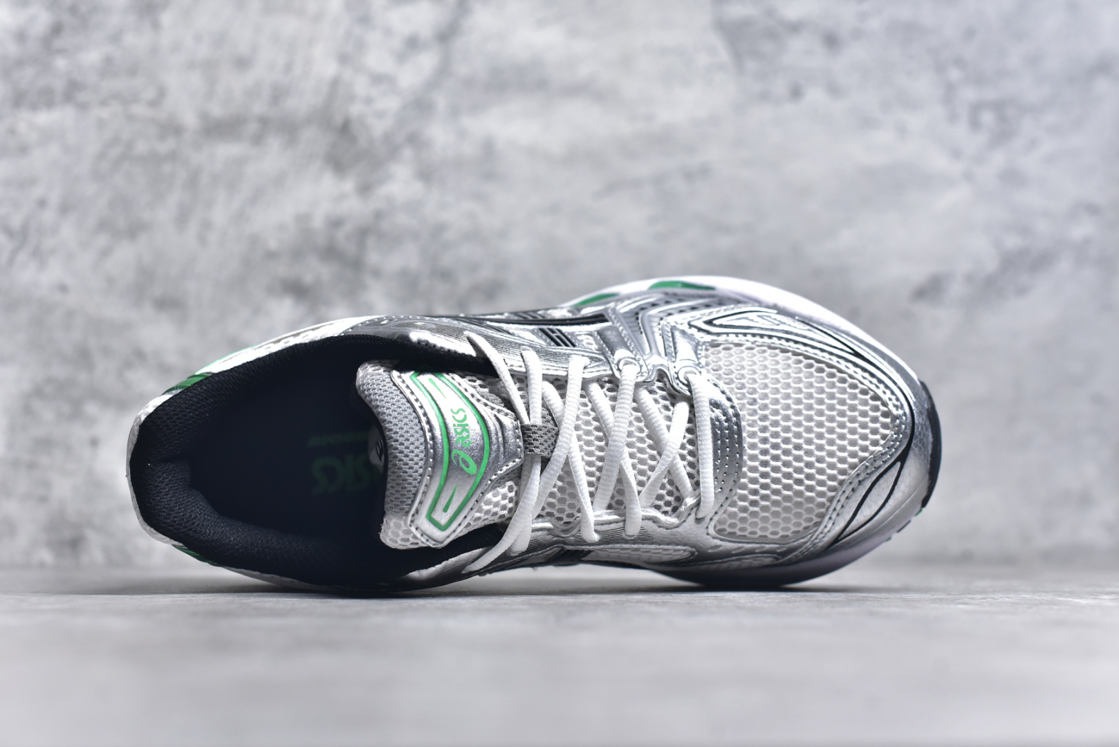 图片[4]-#ASICS GEL-KAYANO 14 亚瑟士K14系列户外复古潮流百搭织物合成革缓震休闲跑步鞋 原装纸板楦头开发 独家私模五层组合大底 原厂定制缓震硅胶加持 原盒原配 官方四联吊牌 原装Ortholite轻量化鞋垫 设计师 Hidenori Yamashita 以「Flash」一词为灵感 创造出未来感金属色鞋面 改造升级内在性能 由内而外全面革新 为 GEL-KAYANO 家族传承及经典跑鞋文化的延续 创下里程碑式作品 K14跑鞋重新诠释了复古的跑步形状 并以其 2000 年代后期的美学理念重新铺装 银色与蓝色的鞋面极为高档 网面铺陈与鞋面、鞋头多处细节位增添了透气性 鞋后跟部中底上以及多密度耐磨鞋底增加了 GEL 缓震胶 提供高抗冲击性、缓冲性、可保护脚部免受地面冲击的影响 穿着舒适性十足 尺码：35.5 36 37 37.5 38 39 39.5 40.5 41.5 42 42.5 43.5 44 45-选品中心