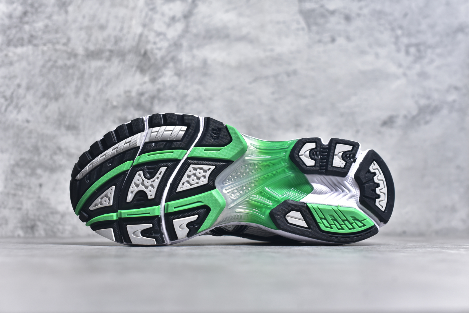 图片[6]-#ASICS GEL-KAYANO 14 亚瑟士K14系列户外复古潮流百搭织物合成革缓震休闲跑步鞋 原装纸板楦头开发 独家私模五层组合大底 原厂定制缓震硅胶加持 原盒原配 官方四联吊牌 原装Ortholite轻量化鞋垫 设计师 Hidenori Yamashita 以「Flash」一词为灵感 创造出未来感金属色鞋面 改造升级内在性能 由内而外全面革新 为 GEL-KAYANO 家族传承及经典跑鞋文化的延续 创下里程碑式作品 K14跑鞋重新诠释了复古的跑步形状 并以其 2000 年代后期的美学理念重新铺装 银色与蓝色的鞋面极为高档 网面铺陈与鞋面、鞋头多处细节位增添了透气性 鞋后跟部中底上以及多密度耐磨鞋底增加了 GEL 缓震胶 提供高抗冲击性、缓冲性、可保护脚部免受地面冲击的影响 穿着舒适性十足 尺码：35.5 36 37 37.5 38 39 39.5 40.5 41.5 42 42.5 43.5 44 45-选品中心