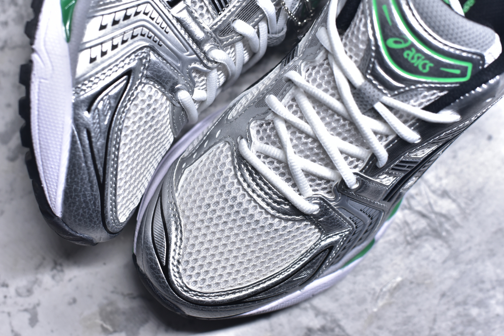 图片[8]-#ASICS GEL-KAYANO 14 亚瑟士K14系列户外复古潮流百搭织物合成革缓震休闲跑步鞋 原装纸板楦头开发 独家私模五层组合大底 原厂定制缓震硅胶加持 原盒原配 官方四联吊牌 原装Ortholite轻量化鞋垫 设计师 Hidenori Yamashita 以「Flash」一词为灵感 创造出未来感金属色鞋面 改造升级内在性能 由内而外全面革新 为 GEL-KAYANO 家族传承及经典跑鞋文化的延续 创下里程碑式作品 K14跑鞋重新诠释了复古的跑步形状 并以其 2000 年代后期的美学理念重新铺装 银色与蓝色的鞋面极为高档 网面铺陈与鞋面、鞋头多处细节位增添了透气性 鞋后跟部中底上以及多密度耐磨鞋底增加了 GEL 缓震胶 提供高抗冲击性、缓冲性、可保护脚部免受地面冲击的影响 穿着舒适性十足 尺码：35.5 36 37 37.5 38 39 39.5 40.5 41.5 42 42.5 43.5 44 45-选品中心