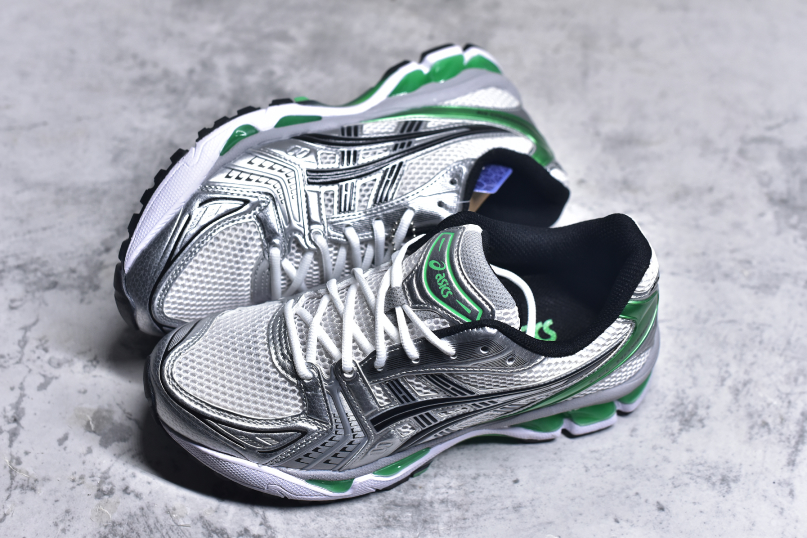 图片[7]-#ASICS GEL-KAYANO 14 亚瑟士K14系列户外复古潮流百搭织物合成革缓震休闲跑步鞋 原装纸板楦头开发 独家私模五层组合大底 原厂定制缓震硅胶加持 原盒原配 官方四联吊牌 原装Ortholite轻量化鞋垫 设计师 Hidenori Yamashita 以「Flash」一词为灵感 创造出未来感金属色鞋面 改造升级内在性能 由内而外全面革新 为 GEL-KAYANO 家族传承及经典跑鞋文化的延续 创下里程碑式作品 K14跑鞋重新诠释了复古的跑步形状 并以其 2000 年代后期的美学理念重新铺装 银色与蓝色的鞋面极为高档 网面铺陈与鞋面、鞋头多处细节位增添了透气性 鞋后跟部中底上以及多密度耐磨鞋底增加了 GEL 缓震胶 提供高抗冲击性、缓冲性、可保护脚部免受地面冲击的影响 穿着舒适性十足 尺码：35.5 36 37 37.5 38 39 39.5 40.5 41.5 42 42.5 43.5 44 45-选品中心