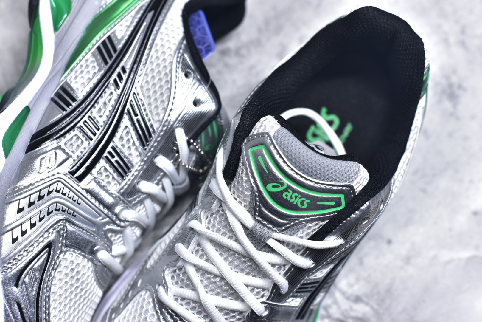 图片[9]-#ASICS GEL-KAYANO 14 亚瑟士K14系列户外复古潮流百搭织物合成革缓震休闲跑步鞋 原装纸板楦头开发 独家私模五层组合大底 原厂定制缓震硅胶加持 原盒原配 官方四联吊牌 原装Ortholite轻量化鞋垫 设计师 Hidenori Yamashita 以「Flash」一词为灵感 创造出未来感金属色鞋面 改造升级内在性能 由内而外全面革新 为 GEL-KAYANO 家族传承及经典跑鞋文化的延续 创下里程碑式作品 K14跑鞋重新诠释了复古的跑步形状 并以其 2000 年代后期的美学理念重新铺装 银色与蓝色的鞋面极为高档 网面铺陈与鞋面、鞋头多处细节位增添了透气性 鞋后跟部中底上以及多密度耐磨鞋底增加了 GEL 缓震胶 提供高抗冲击性、缓冲性、可保护脚部免受地面冲击的影响 穿着舒适性十足 尺码：35.5 36 37 37.5 38 39 39.5 40.5 41.5 42 42.5 43.5 44 45-选品中心