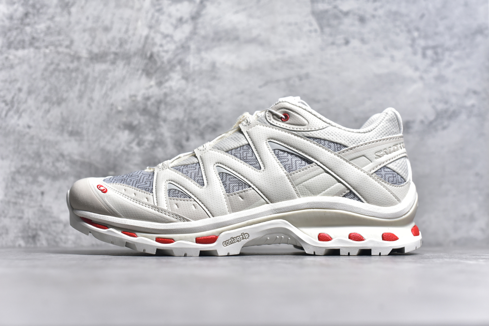 #Salomon XT-QUEST ADV 萨洛蒙潮流越野机能户外功能鞋 纯原外贸平台特供订单 耗时半年巨作 全套原纸板楦头开发 原厂特供网布配套加持 确保原汁原味 完美呈现版型 原档数据独家私模五层组合大底 男女鞋同步官方开发至46.5 原装Ortholite轻量化鞋垫 中底布带钢印编号 原厂TPU锁扣 进口港宝加持 后跟自然饱满 还原公司包裹性 基于 SALOMON 初代 XT 鞋身造型并搭载 4D ADVANCED CHASSIS™ 大底打造而成 为这款 XT-QUEST 带来了多项足部控制与保护等功能性 如在运动过程中控制左右晃动的过程而提高稳定性、改善长途越野过程中足中到足尖的过渡、提高感知岩石的精确度以抵抗尖锐物体对脚底的伤害以及采用动态缓冲来增强穿着舒适感 从而减轻疲劳感 使 XT-QUEST 成为一双舒适且安全的户外之履 尺码：36 36.5 37.5 38 38.5 39 40 40.5 41 42 42.5 43 44 44.5 45 46 46.5 50-选品中心
