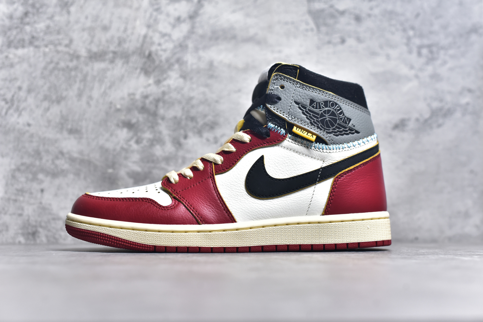 #Union x Air Jordan 1 白红灰 S2纯原生产线出品 原装纸板原楦开发 极致鞋型一眼正即视感 #独家私模原档案开模，自动区别市面版本 #全鞋采用东莞头层皮，用料绝不含糊 #飞翼3D高频立体感十足 细节全方面到位 #全鞋电脑车线 顶级工艺 完美清洁度 货号： HV8563-600 尺码： 40.5 41 42 42.5 43 44 44.5 45 45.5 46 47.5-选品中心