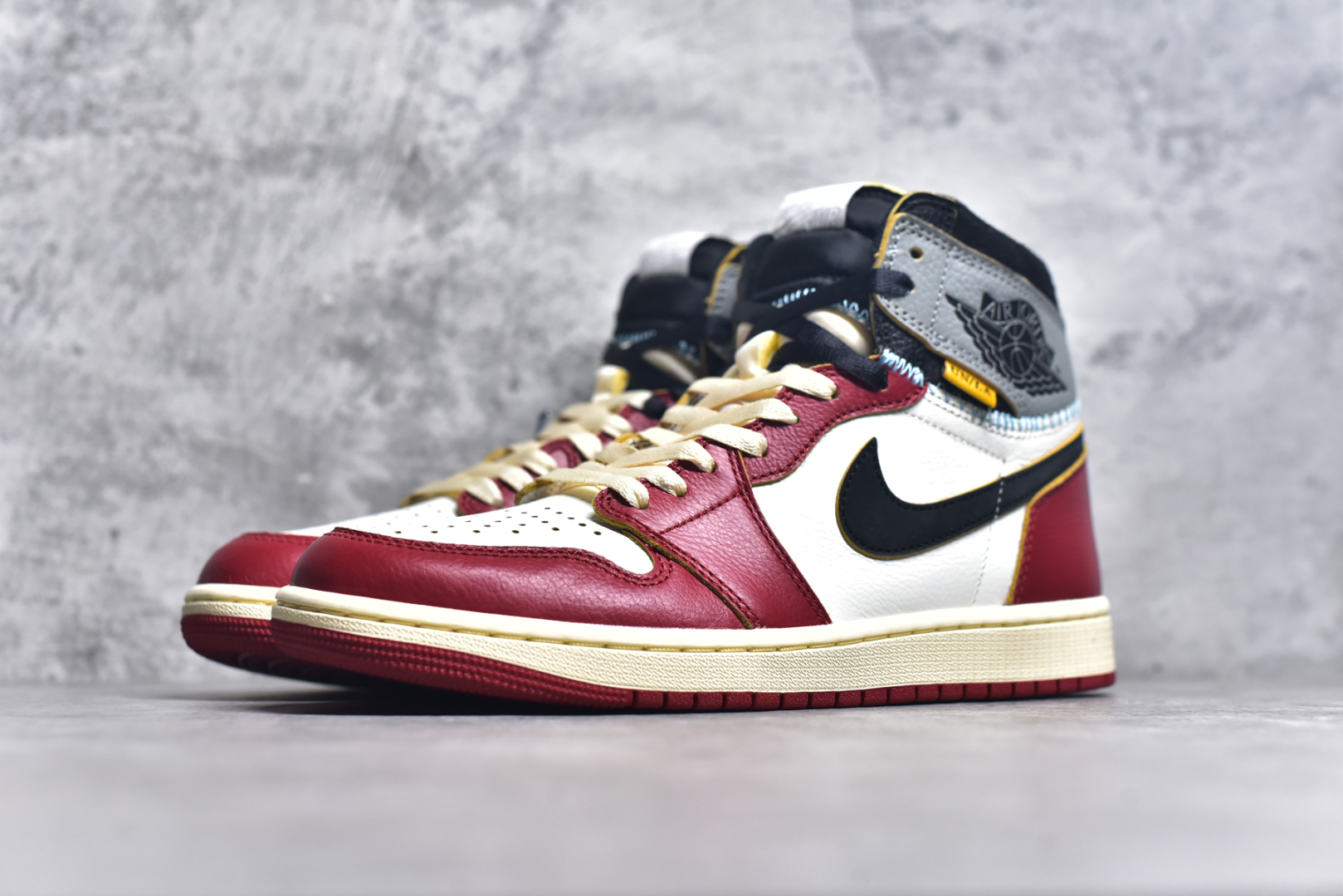 图片[2]-#Union x Air Jordan 1 白红灰 S2纯原生产线出品 原装纸板原楦开发 极致鞋型一眼正即视感 #独家私模原档案开模，自动区别市面版本 #全鞋采用东莞头层皮，用料绝不含糊 #飞翼3D高频立体感十足 细节全方面到位 #全鞋电脑车线 顶级工艺 完美清洁度 货号： HV8563-600 尺码： 40.5 41 42 42.5 43 44 44.5 45 45.5 46 47.5-选品中心