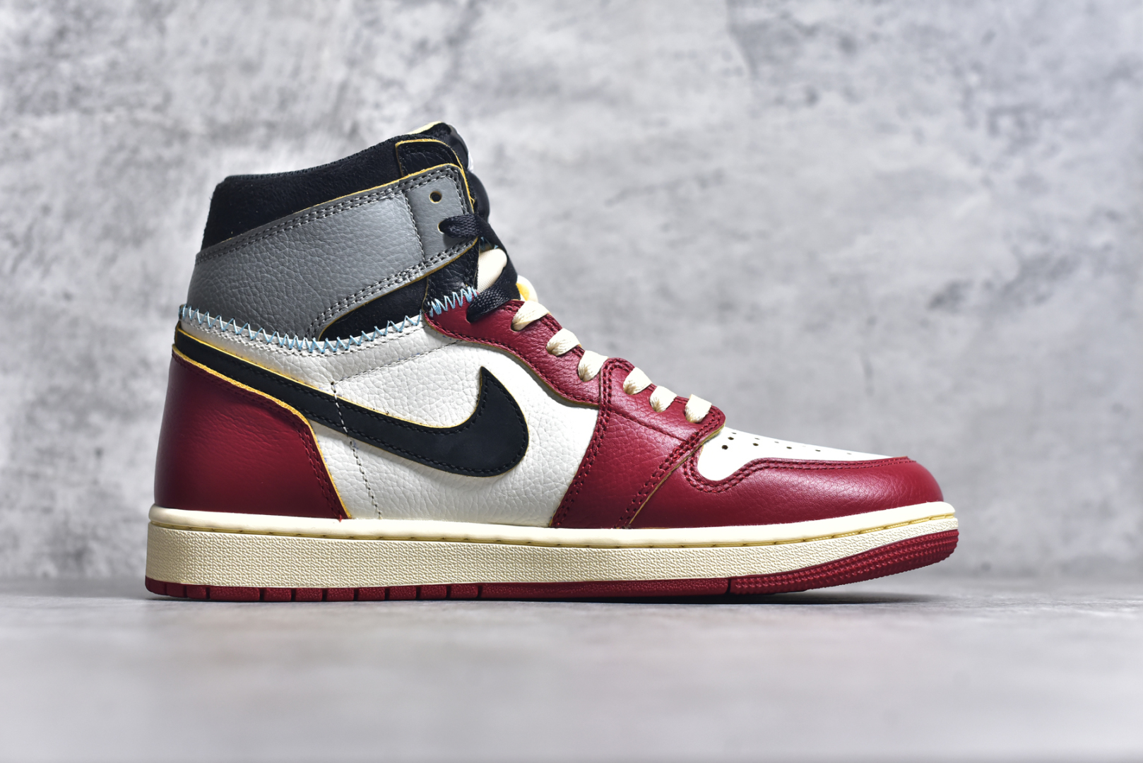 图片[3]-#Union x Air Jordan 1 白红灰 S2纯原生产线出品 原装纸板原楦开发 极致鞋型一眼正即视感 #独家私模原档案开模，自动区别市面版本 #全鞋采用东莞头层皮，用料绝不含糊 #飞翼3D高频立体感十足 细节全方面到位 #全鞋电脑车线 顶级工艺 完美清洁度 货号： HV8563-600 尺码： 40.5 41 42 42.5 43 44 44.5 45 45.5 46 47.5-选品中心