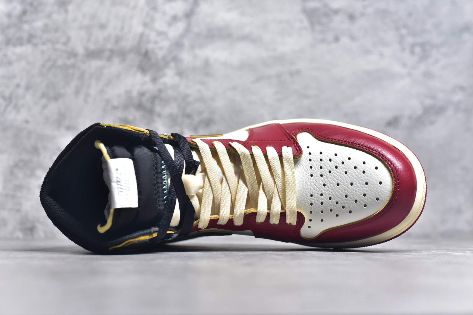 图片[4]-#Union x Air Jordan 1 白红灰 S2纯原生产线出品 原装纸板原楦开发 极致鞋型一眼正即视感 #独家私模原档案开模，自动区别市面版本 #全鞋采用东莞头层皮，用料绝不含糊 #飞翼3D高频立体感十足 细节全方面到位 #全鞋电脑车线 顶级工艺 完美清洁度 货号： HV8563-600 尺码： 40.5 41 42 42.5 43 44 44.5 45 45.5 46 47.5-选品中心