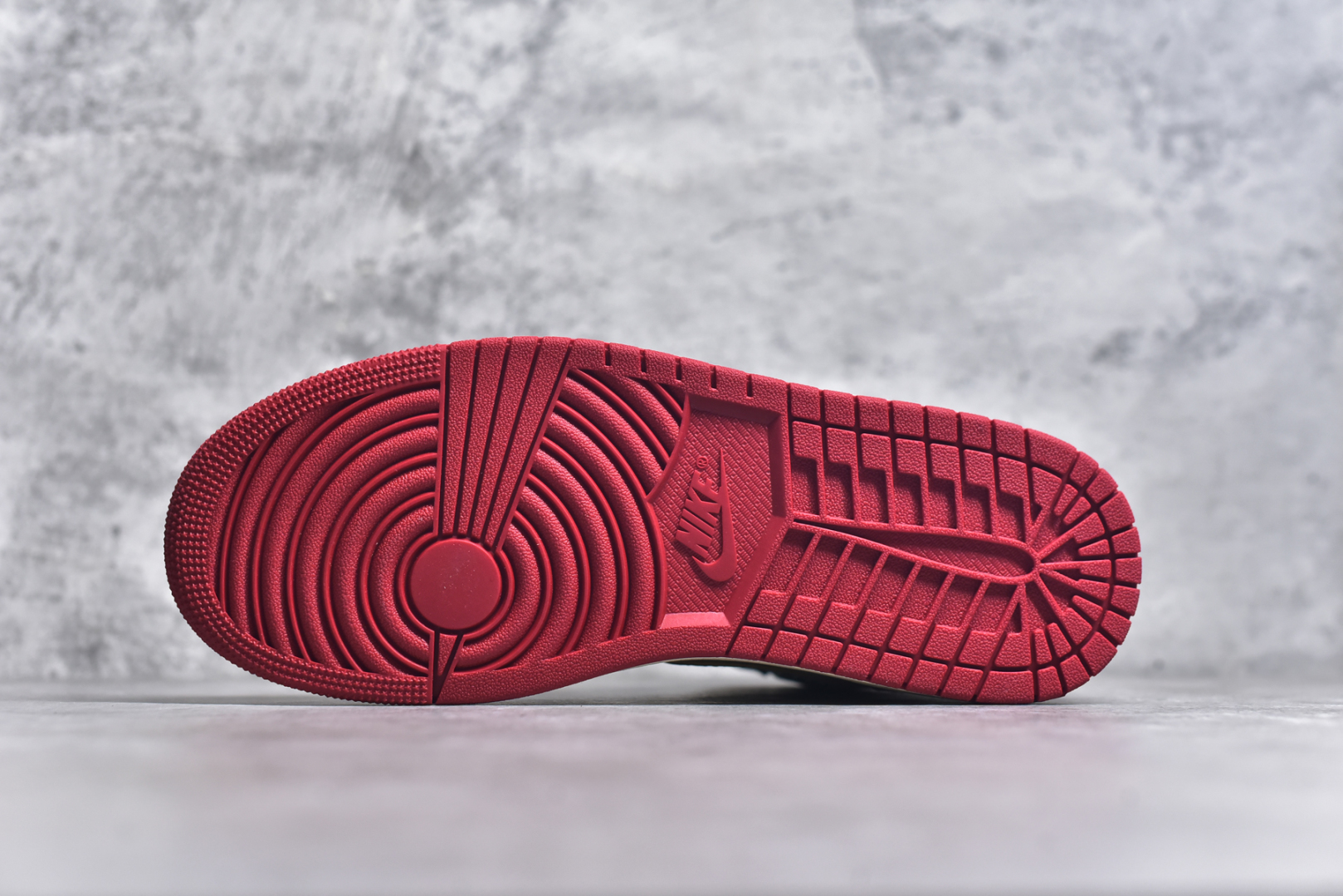图片[6]-#Union x Air Jordan 1 白红灰 S2纯原生产线出品 原装纸板原楦开发 极致鞋型一眼正即视感 #独家私模原档案开模，自动区别市面版本 #全鞋采用东莞头层皮，用料绝不含糊 #飞翼3D高频立体感十足 细节全方面到位 #全鞋电脑车线 顶级工艺 完美清洁度 货号： HV8563-600 尺码： 40.5 41 42 42.5 43 44 44.5 45 45.5 46 47.5-选品中心