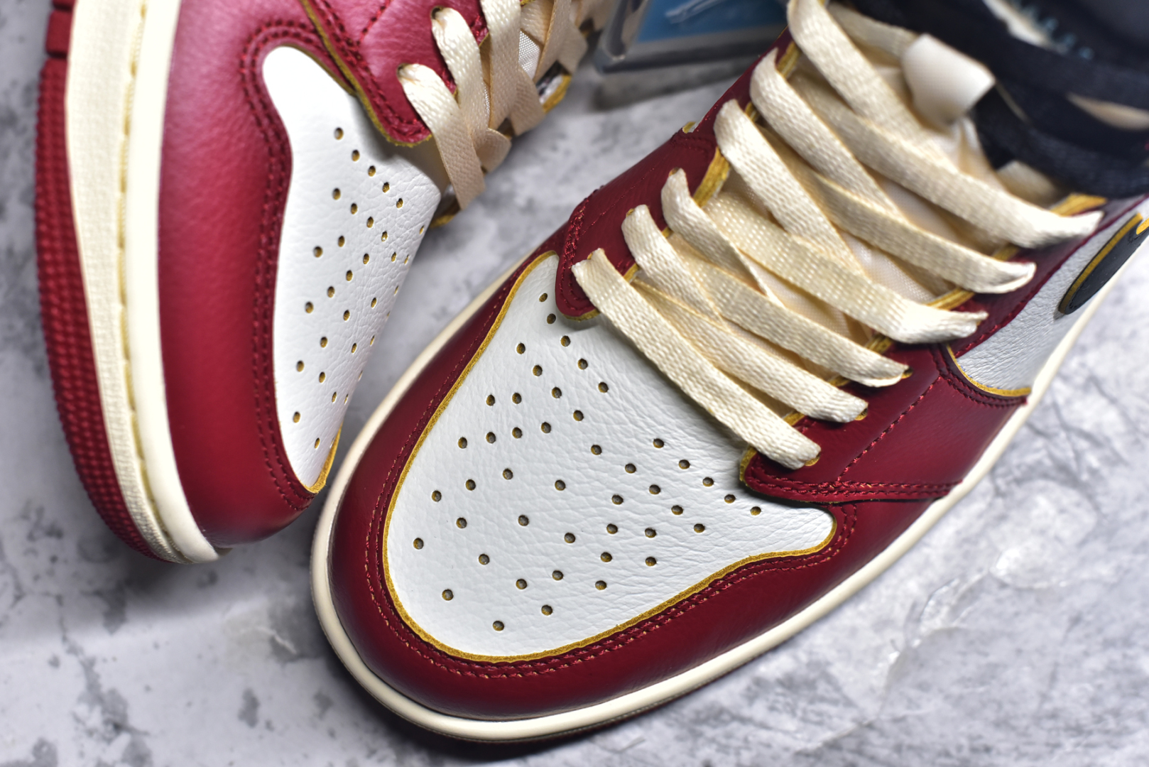 图片[8]-#Union x Air Jordan 1 白红灰 S2纯原生产线出品 原装纸板原楦开发 极致鞋型一眼正即视感 #独家私模原档案开模，自动区别市面版本 #全鞋采用东莞头层皮，用料绝不含糊 #飞翼3D高频立体感十足 细节全方面到位 #全鞋电脑车线 顶级工艺 完美清洁度 货号： HV8563-600 尺码： 40.5 41 42 42.5 43 44 44.5 45 45.5 46 47.5-选品中心