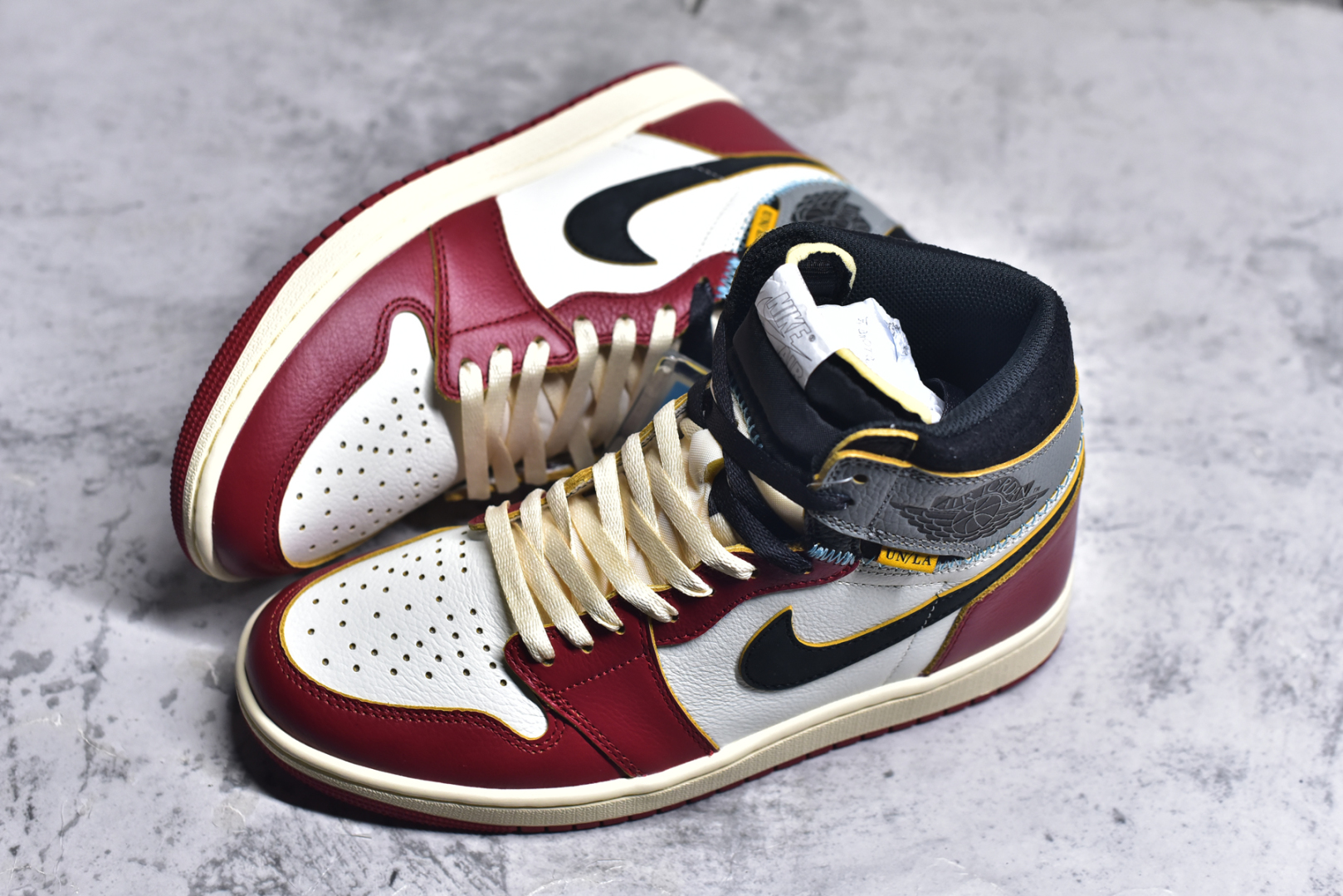图片[7]-#Union x Air Jordan 1 白红灰 S2纯原生产线出品 原装纸板原楦开发 极致鞋型一眼正即视感 #独家私模原档案开模，自动区别市面版本 #全鞋采用东莞头层皮，用料绝不含糊 #飞翼3D高频立体感十足 细节全方面到位 #全鞋电脑车线 顶级工艺 完美清洁度 货号： HV8563-600 尺码： 40.5 41 42 42.5 43 44 44.5 45 45.5 46 47.5-选品中心