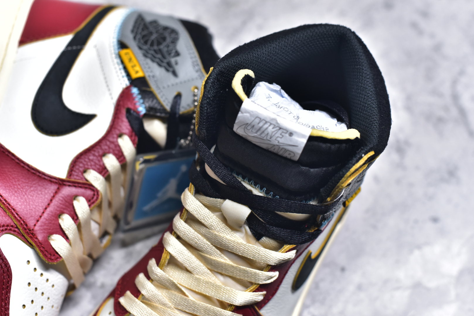 图片[9]-#Union x Air Jordan 1 白红灰 S2纯原生产线出品 原装纸板原楦开发 极致鞋型一眼正即视感 #独家私模原档案开模，自动区别市面版本 #全鞋采用东莞头层皮，用料绝不含糊 #飞翼3D高频立体感十足 细节全方面到位 #全鞋电脑车线 顶级工艺 完美清洁度 货号： HV8563-600 尺码： 40.5 41 42 42.5 43 44 44.5 45 45.5 46 47.5-选品中心