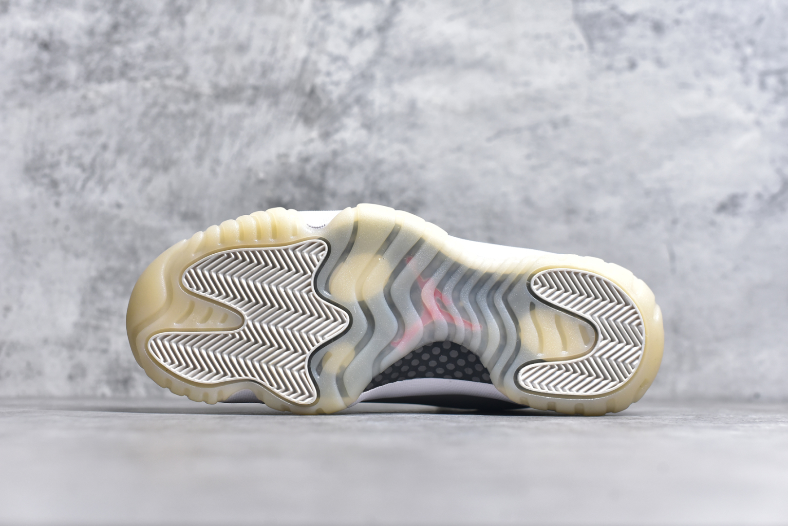 图片[6]-#Air Jordan 11 Retro 💯外贸平台独立订单 大厂出品 原楦原档案数据开模打造 原厂中底拉帮钢印 原厂漆皮 防冻不开裂 头层皮料 原装鞋撑 水晶大底正确色度色泽 原楦原数据刺绣 原厂车缝走线及对位 毫厘不差 飞人logo采用原数据电脑刺绣 原装正品碳纤维真实碳板 增强抗扭 原内标 原盒标 正确官方原盒 原厂防氧化水晶外底 原厂配套厂全掌solo气垫 尺码：36-47.5-选品中心