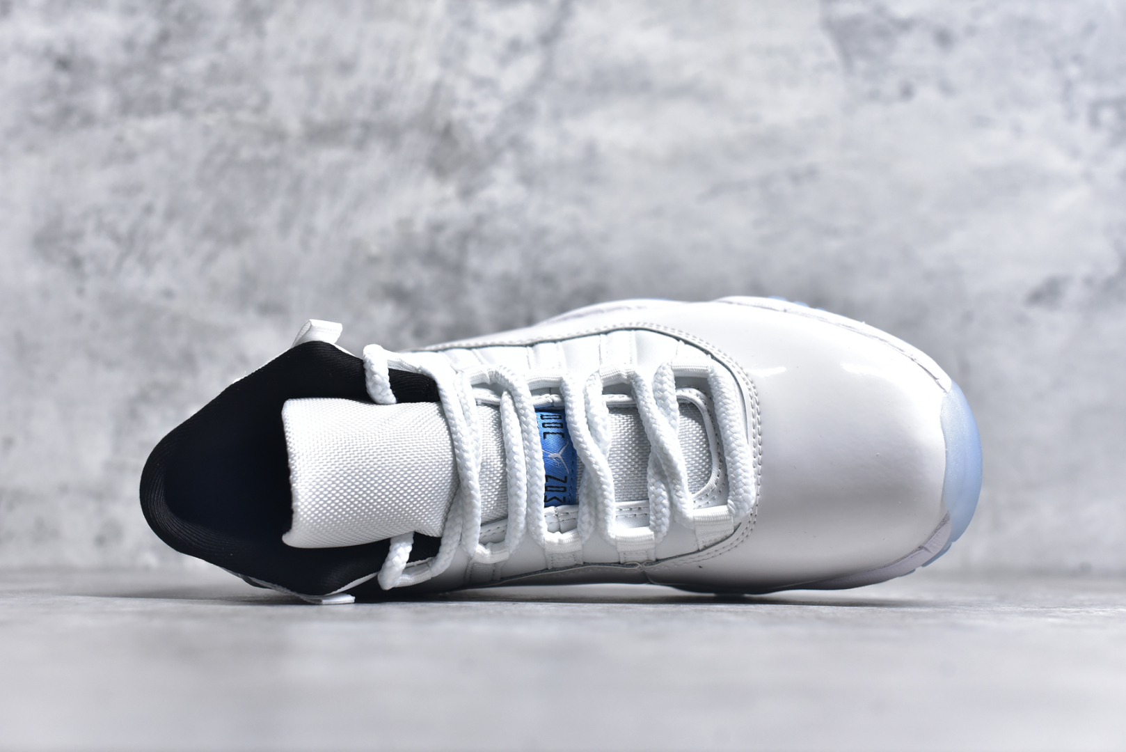 图片[4]-#Air Jordan 11 Retro 💯外贸平台独立订单 大厂出品 原楦原档案数据开模打造 原厂中底拉帮钢印 原厂漆皮 防冻不开裂 头层皮料 原装鞋撑 水晶大底正确色度色泽 原楦原数据刺绣 原厂车缝走线及对位 毫厘不差 飞人logo采用原数据电脑刺绣 原装正品碳纤维真实碳板 增强抗扭 原内标 原盒标 正确官方原盒 原厂防氧化水晶外底 原厂配套厂全掌solo气垫 尺码：36-47.5-选品中心