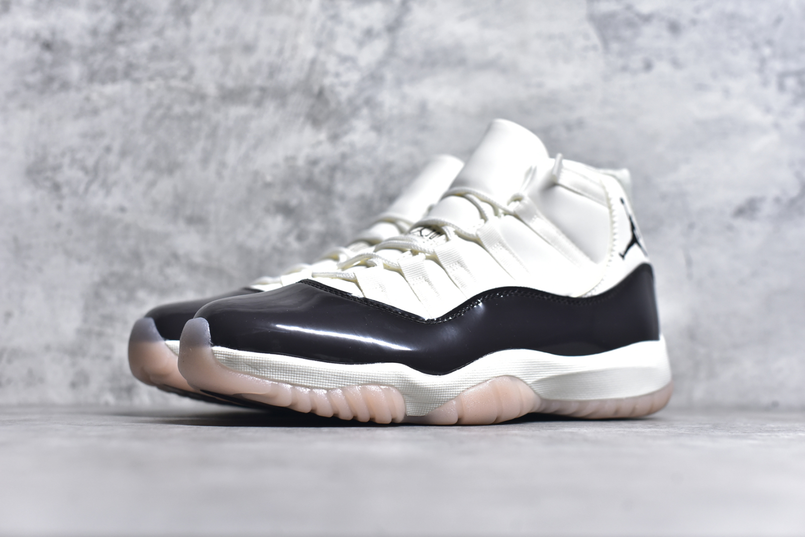 图片[2]-#Air Jordan 11 Retro 💯外贸平台独立订单 大厂出品 原楦原档案数据开模打造 原厂中底拉帮钢印 原厂漆皮 防冻不开裂 头层皮料 原装鞋撑 水晶大底正确色度色泽 原楦原数据刺绣 原厂车缝走线及对位 毫厘不差 飞人logo采用原数据电脑刺绣 原装正品碳纤维真实碳板 增强抗扭 原内标 原盒标 正确官方原盒 原厂防氧化水晶外底 原厂配套厂全掌solo气垫 尺码：36-47.5-选品中心
