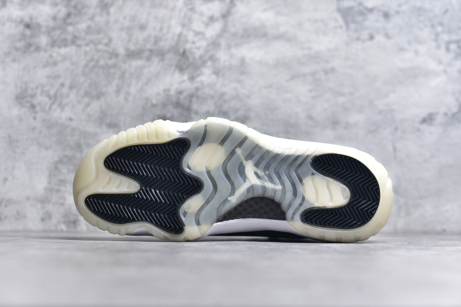 图片[6]-#Air Jordan 11 Retro 💯外贸平台独立订单 大厂出品 原楦原档案数据开模打造 原厂中底拉帮钢印 原厂漆皮 防冻不开裂 头层皮料 原装鞋撑 水晶大底正确色度色泽 原楦原数据刺绣 原厂车缝走线及对位 毫厘不差 飞人logo采用原数据电脑刺绣 原装正品碳纤维真实碳板 增强抗扭 原内标 原盒标 正确官方原盒 原厂防氧化水晶外底 原厂配套厂全掌solo气垫 尺码：36-47.5-选品中心