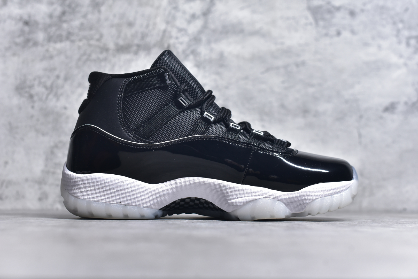 图片[3]-#Air Jordan 11 Retro 💯外贸平台独立订单 大厂出品 原楦原档案数据开模打造 原厂中底拉帮钢印 原厂漆皮 防冻不开裂 头层皮料 原装鞋撑 水晶大底正确色度色泽 原楦原数据刺绣 原厂车缝走线及对位 毫厘不差 飞人logo采用原数据电脑刺绣 原装正品碳纤维真实碳板 增强抗扭 原内标 原盒标 正确官方原盒 原厂防氧化水晶外底 原厂配套厂全掌solo气垫 尺码：36-47.5-选品中心
