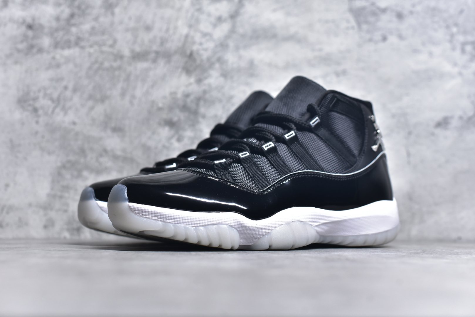 图片[2]-#Air Jordan 11 Retro 💯外贸平台独立订单 大厂出品 原楦原档案数据开模打造 原厂中底拉帮钢印 原厂漆皮 防冻不开裂 头层皮料 原装鞋撑 水晶大底正确色度色泽 原楦原数据刺绣 原厂车缝走线及对位 毫厘不差 飞人logo采用原数据电脑刺绣 原装正品碳纤维真实碳板 增强抗扭 原内标 原盒标 正确官方原盒 原厂防氧化水晶外底 原厂配套厂全掌solo气垫 尺码：36-47.5-选品中心