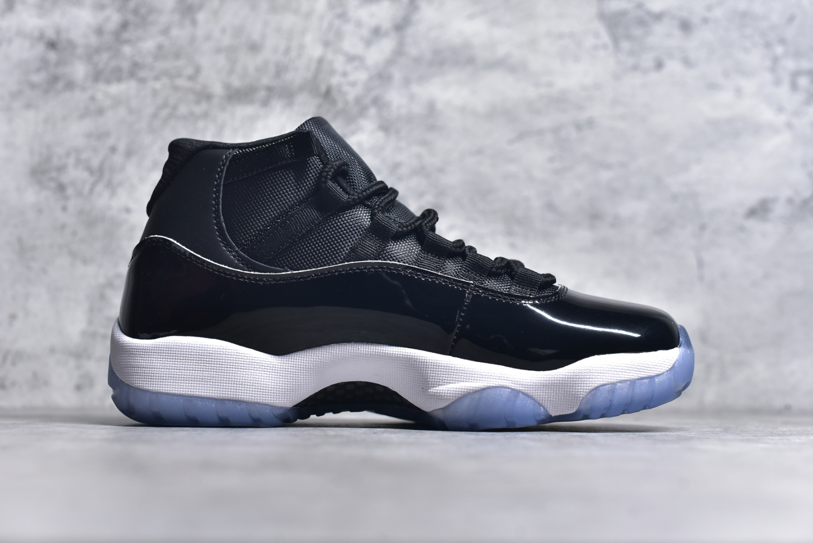 图片[3]-#Air Jordan 11 Retro 💯外贸平台独立订单 大厂出品 原楦原档案数据开模打造 原厂中底拉帮钢印 原厂漆皮 防冻不开裂 头层皮料 原装鞋撑 水晶大底正确色度色泽 原楦原数据刺绣 原厂车缝走线及对位 毫厘不差 飞人logo采用原数据电脑刺绣 原装正品碳纤维真实碳板 增强抗扭 原内标 原盒标 正确官方原盒 原厂防氧化水晶外底 原厂配套厂全掌solo气垫 尺码：36-47.5-选品中心