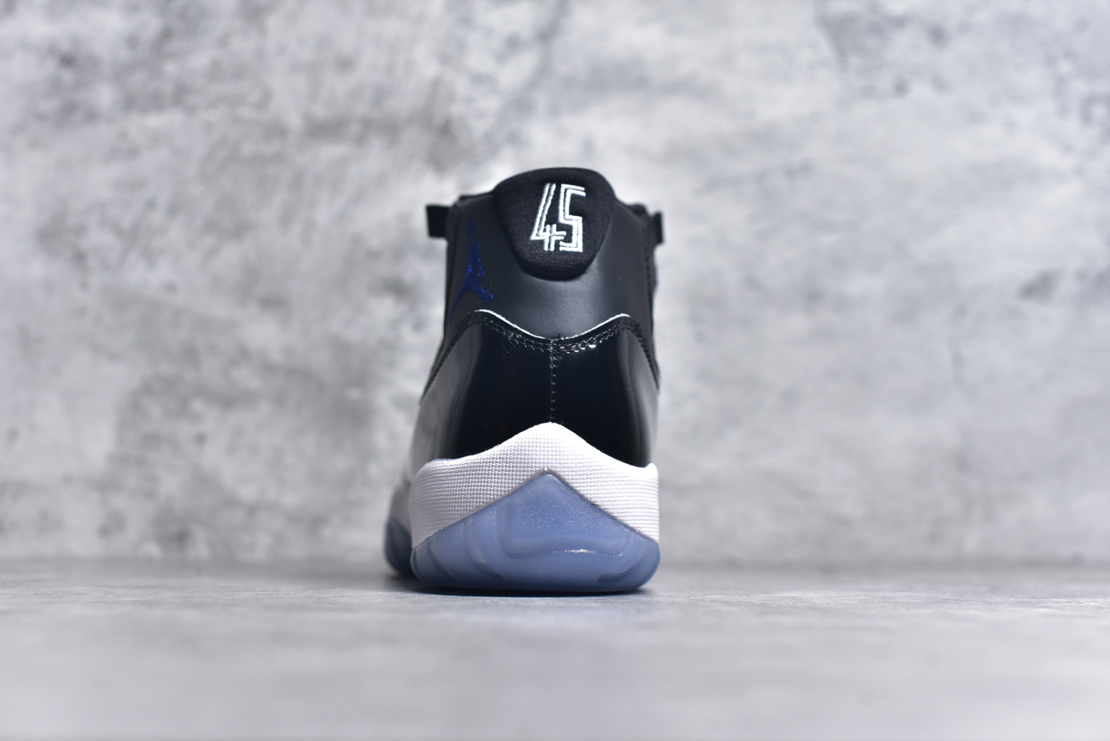 图片[5]-#Air Jordan 11 Retro 💯外贸平台独立订单 大厂出品 原楦原档案数据开模打造 原厂中底拉帮钢印 原厂漆皮 防冻不开裂 头层皮料 原装鞋撑 水晶大底正确色度色泽 原楦原数据刺绣 原厂车缝走线及对位 毫厘不差 飞人logo采用原数据电脑刺绣 原装正品碳纤维真实碳板 增强抗扭 原内标 原盒标 正确官方原盒 原厂防氧化水晶外底 原厂配套厂全掌solo气垫 尺码：36-47.5-选品中心